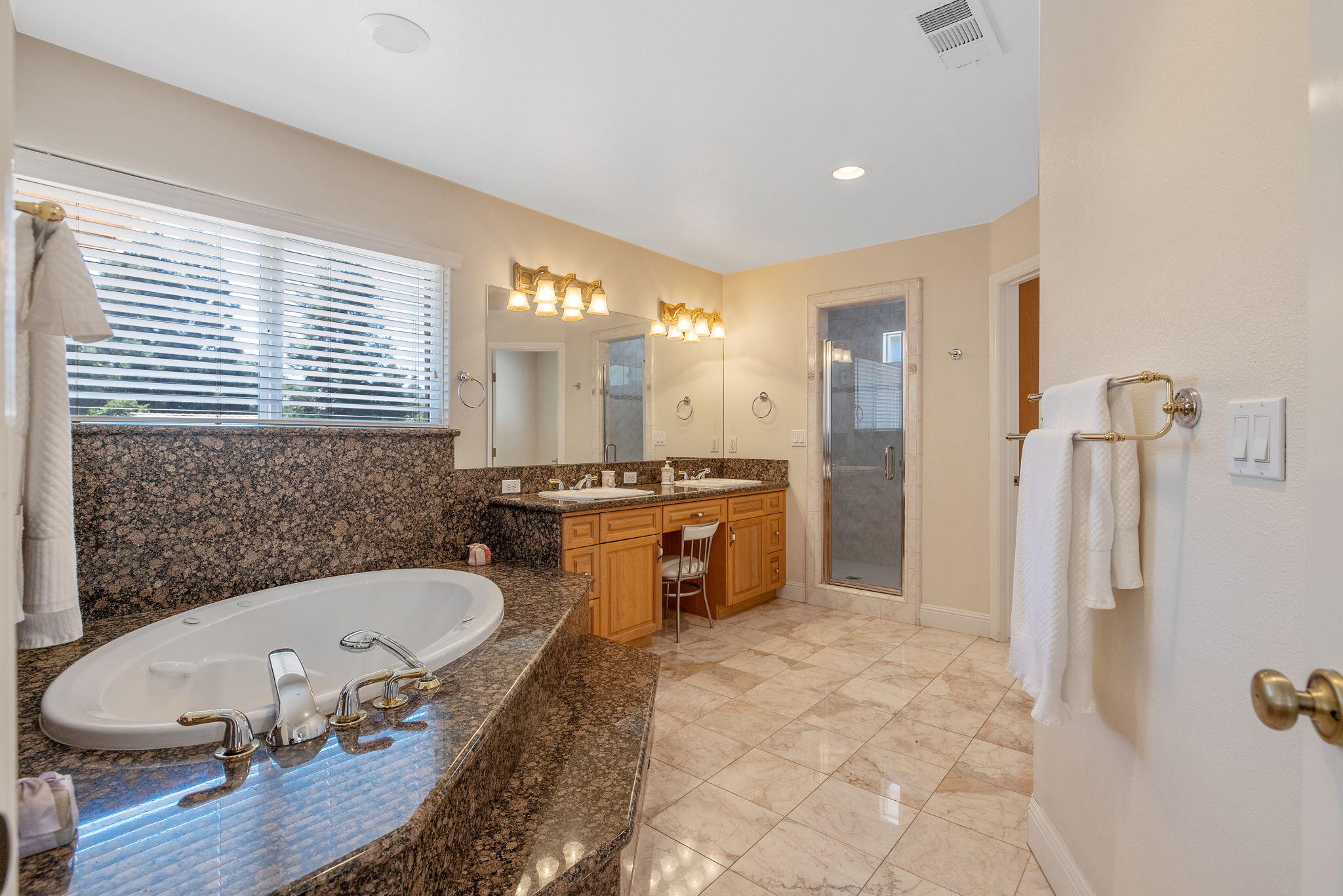 1647 S Bluegrass Ct, Visalia, CA 93277