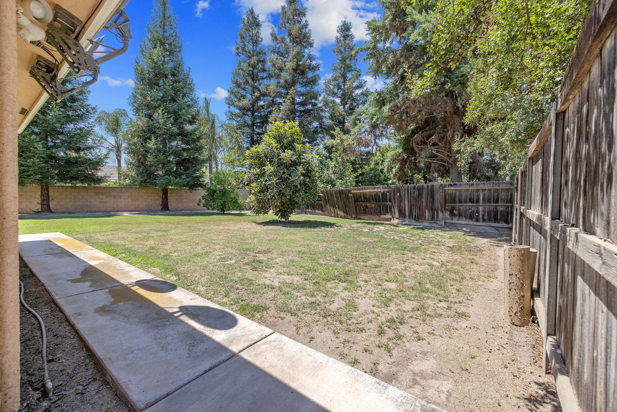 1647 S Bluegrass Ct, Visalia, CA 93277