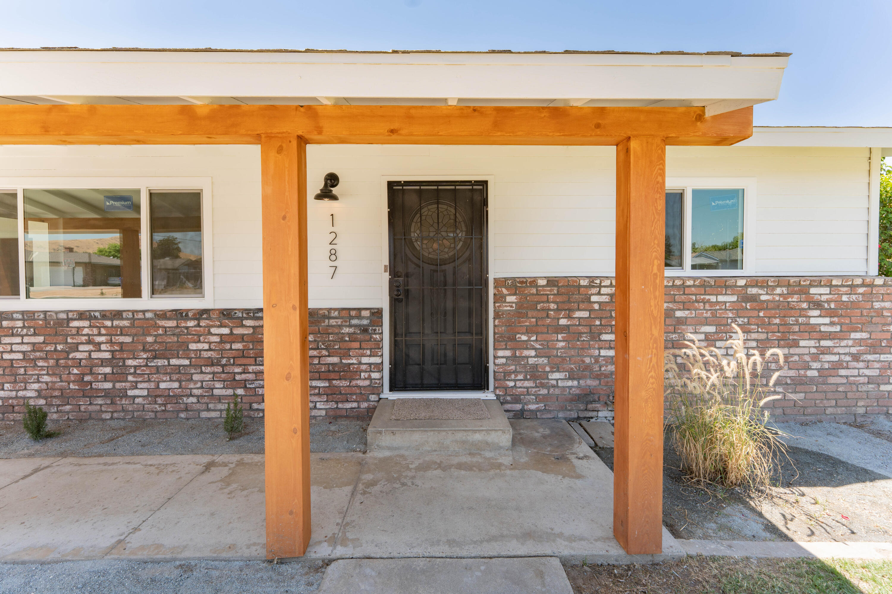 1287 Pioneer Ave, Porterville, CA 93257