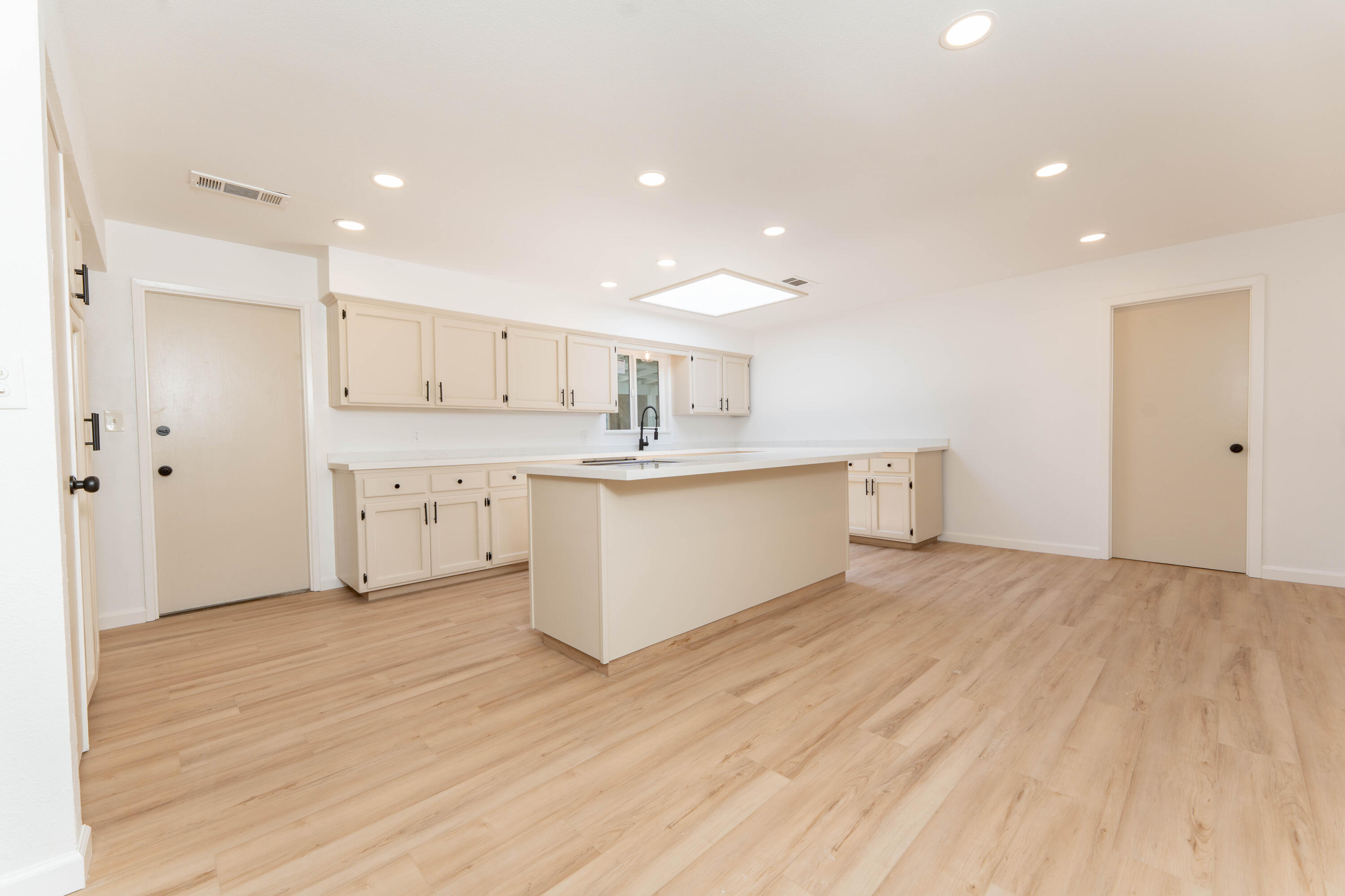 1287 Pioneer Ave, Porterville, CA 93257