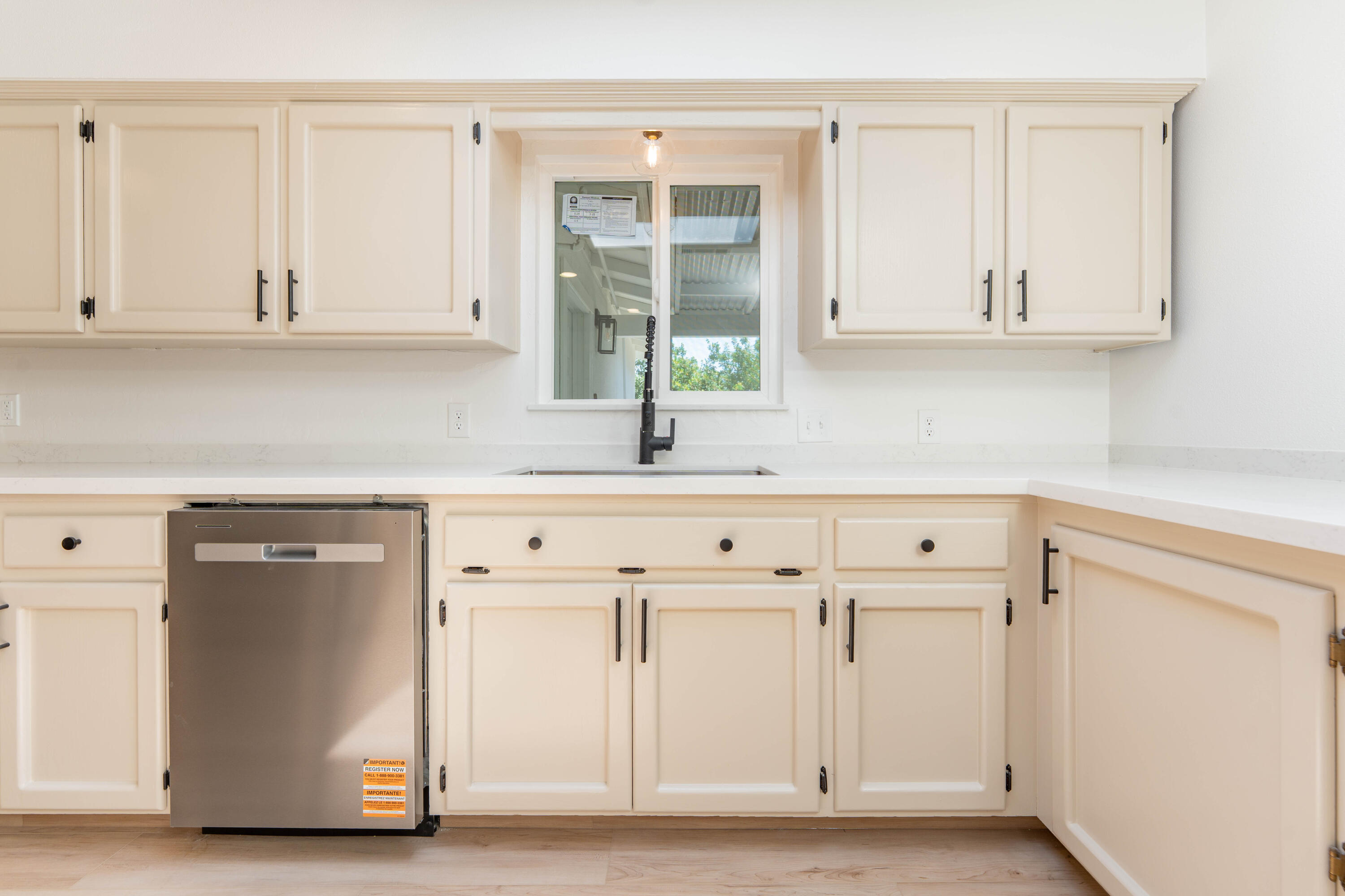 1287 Pioneer Ave, Porterville, CA 93257