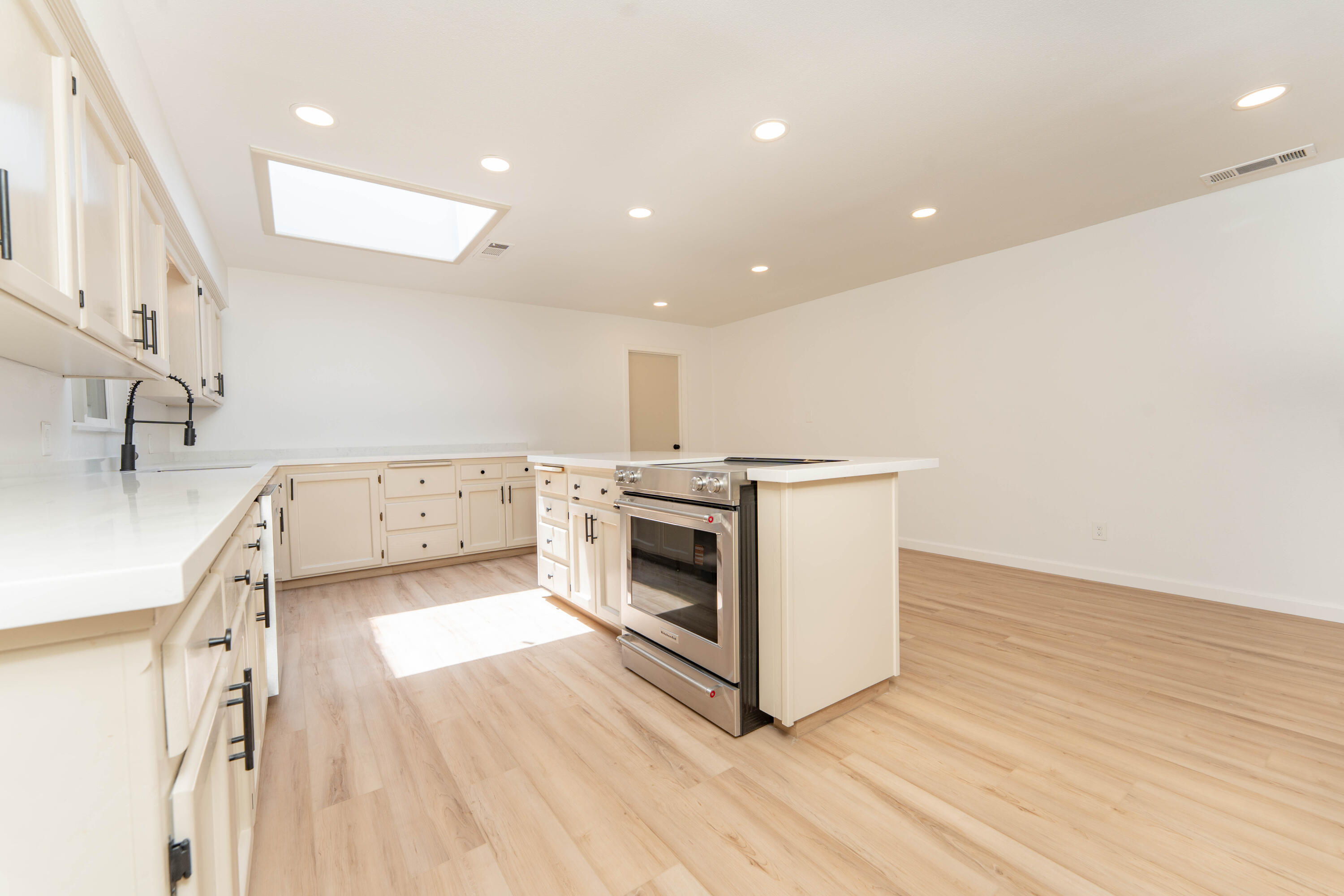 1287 Pioneer Ave, Porterville, CA 93257
