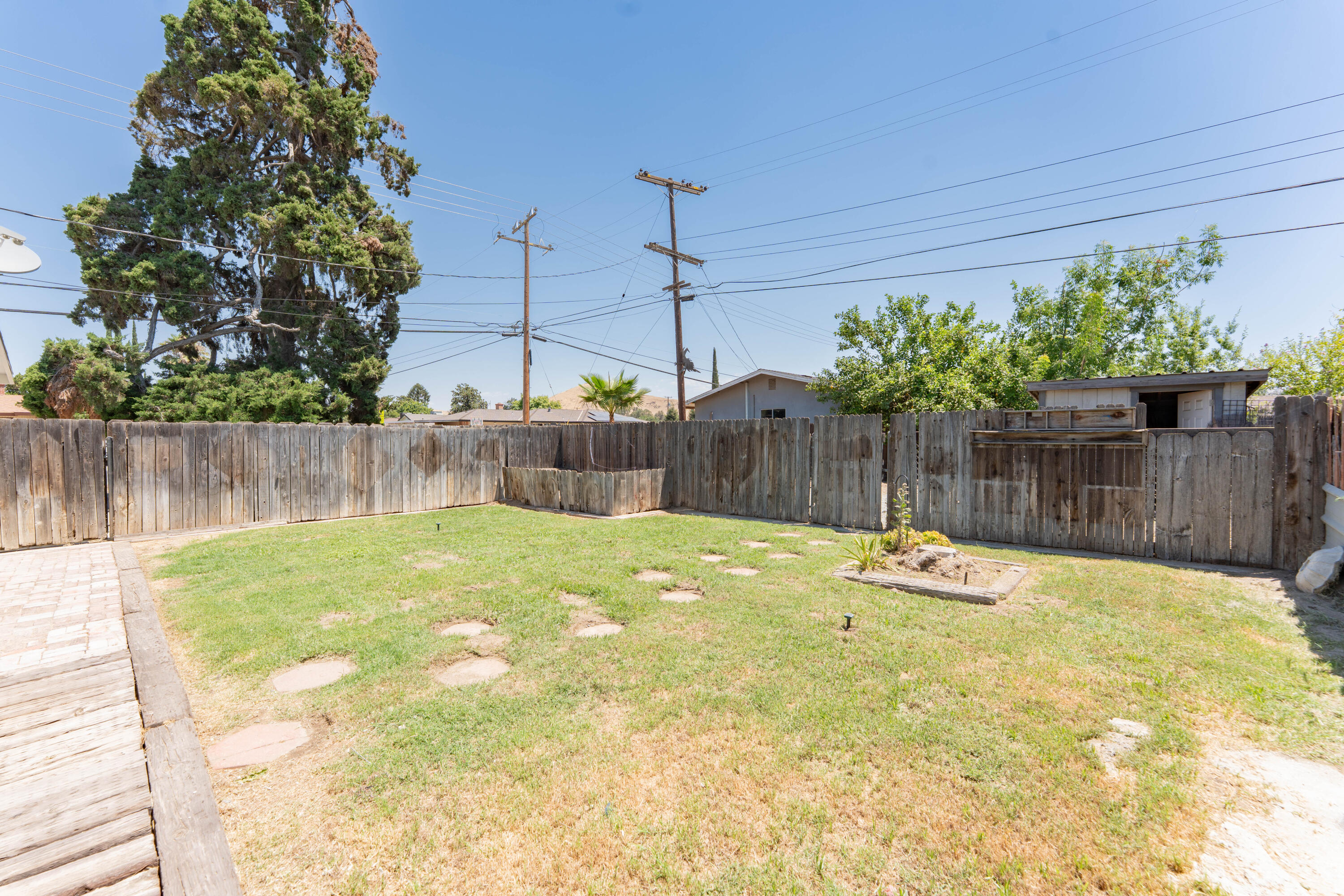 1287 Pioneer Ave, Porterville, CA 93257