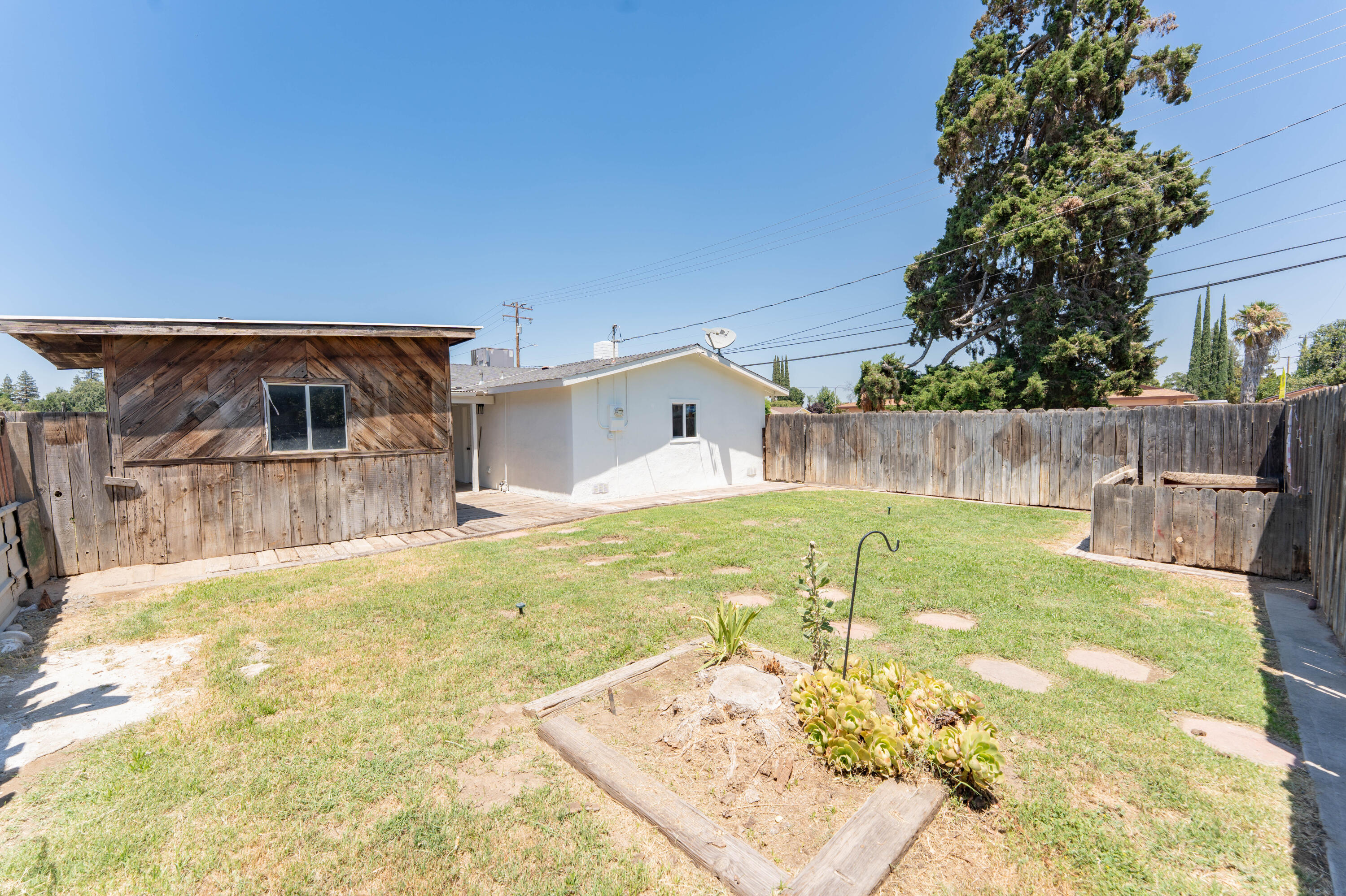 1287 Pioneer Ave, Porterville, CA 93257