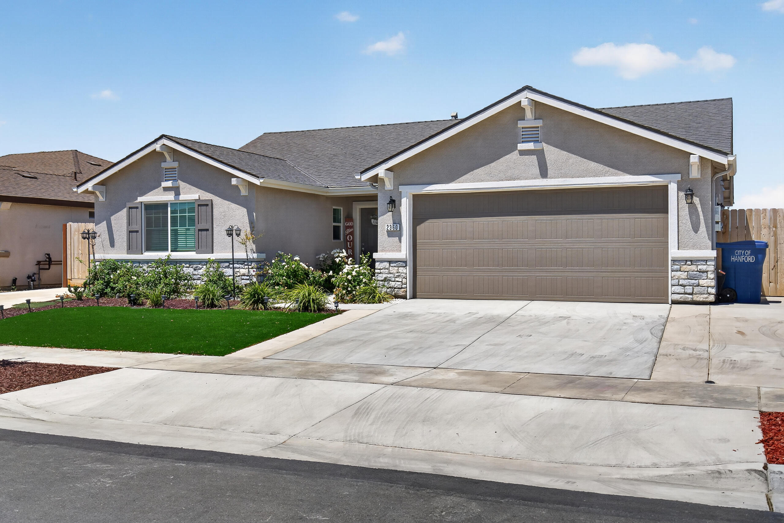 2360 N Chateau Way, Hanford, CA 93230