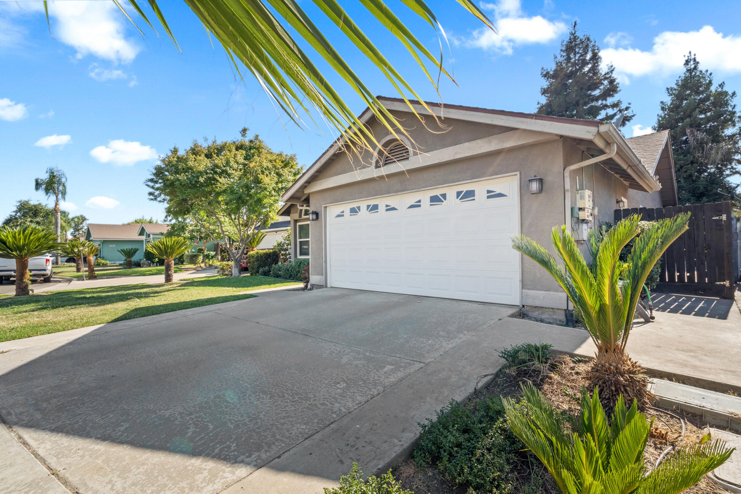 911 N Parkwood Ct, Visalia, CA 93291