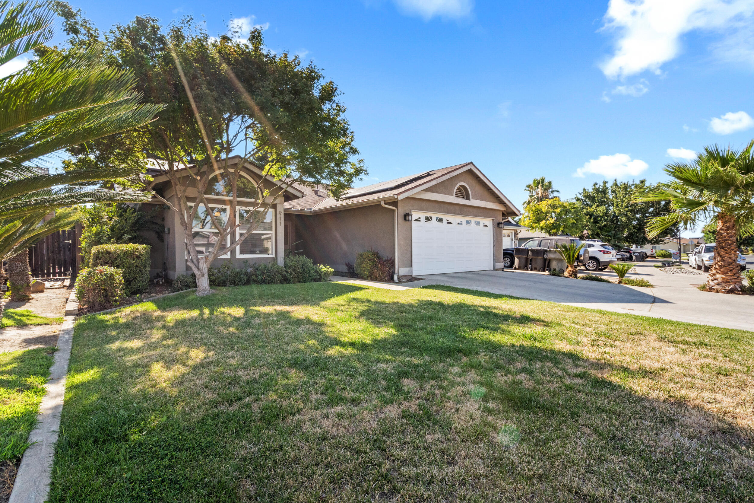 911 N Parkwood Ct, Visalia, CA 93291