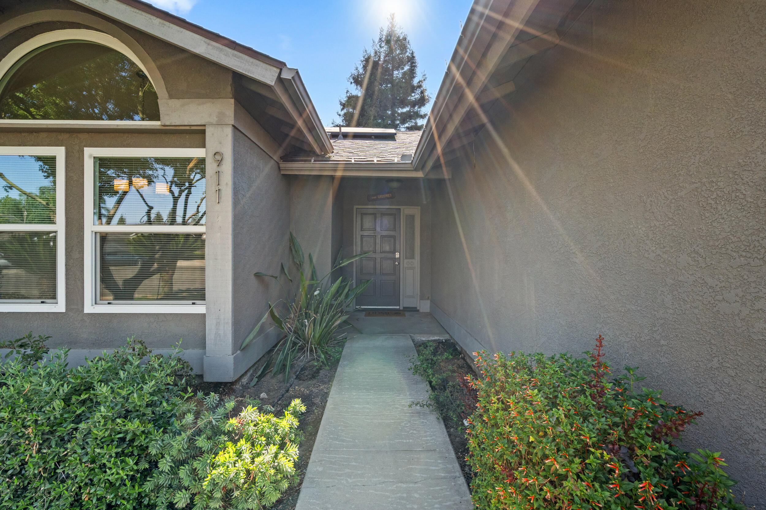 911 N Parkwood Ct, Visalia, CA 93291