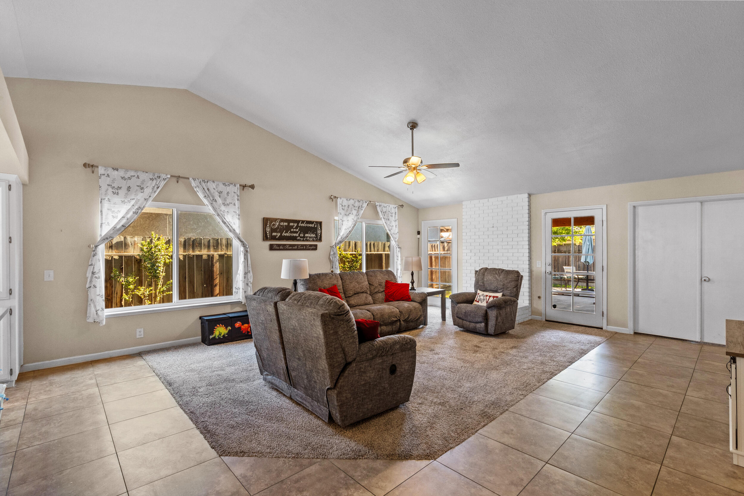 911 N Parkwood Ct, Visalia, CA 93291