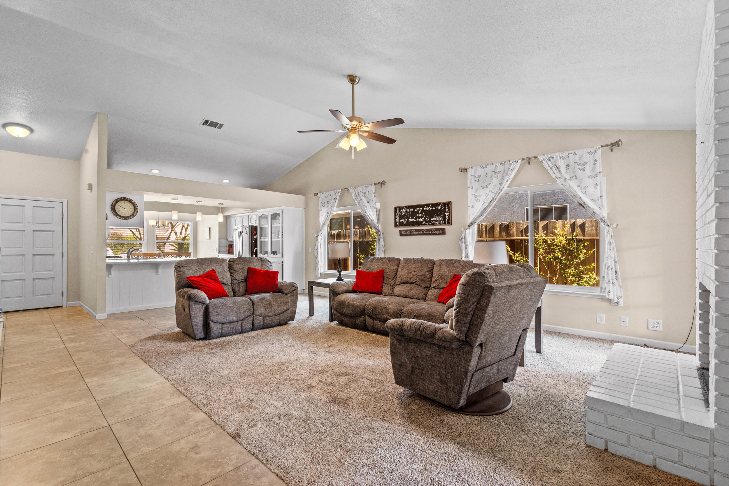 911 N Parkwood Ct, Visalia, CA 93291