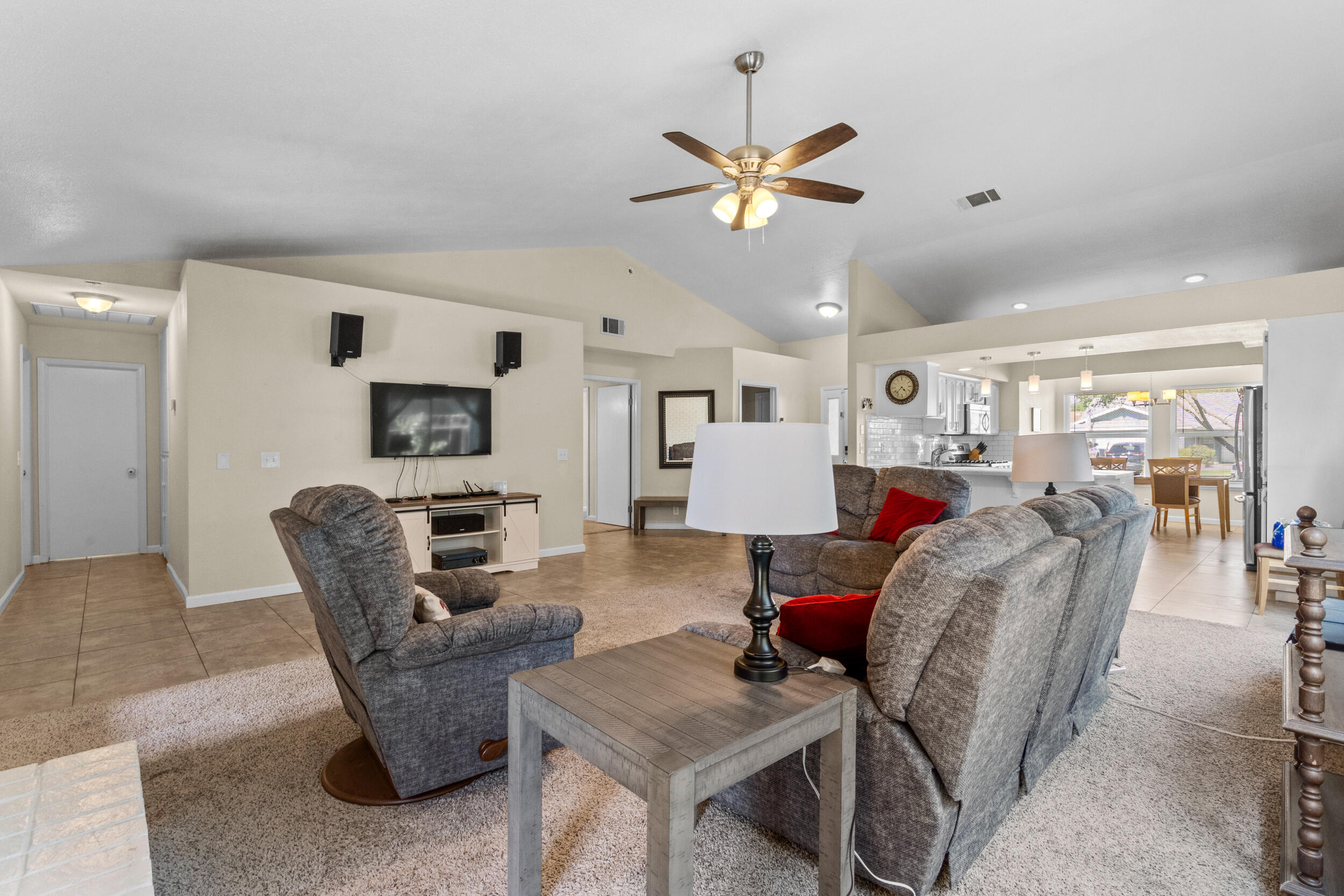 911 N Parkwood Ct, Visalia, CA 93291