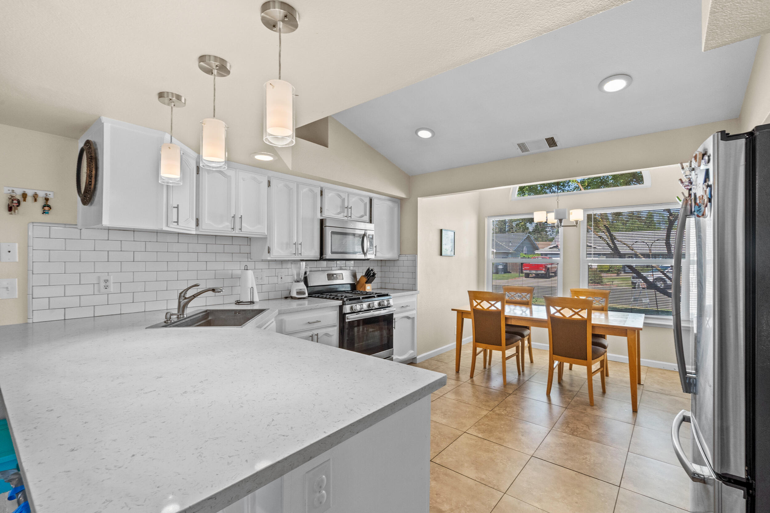 911 N Parkwood Ct, Visalia, CA 93291