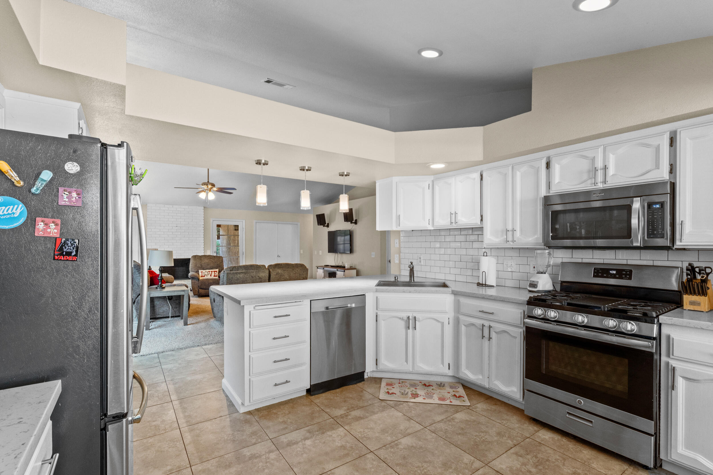 911 N Parkwood Ct, Visalia, CA 93291