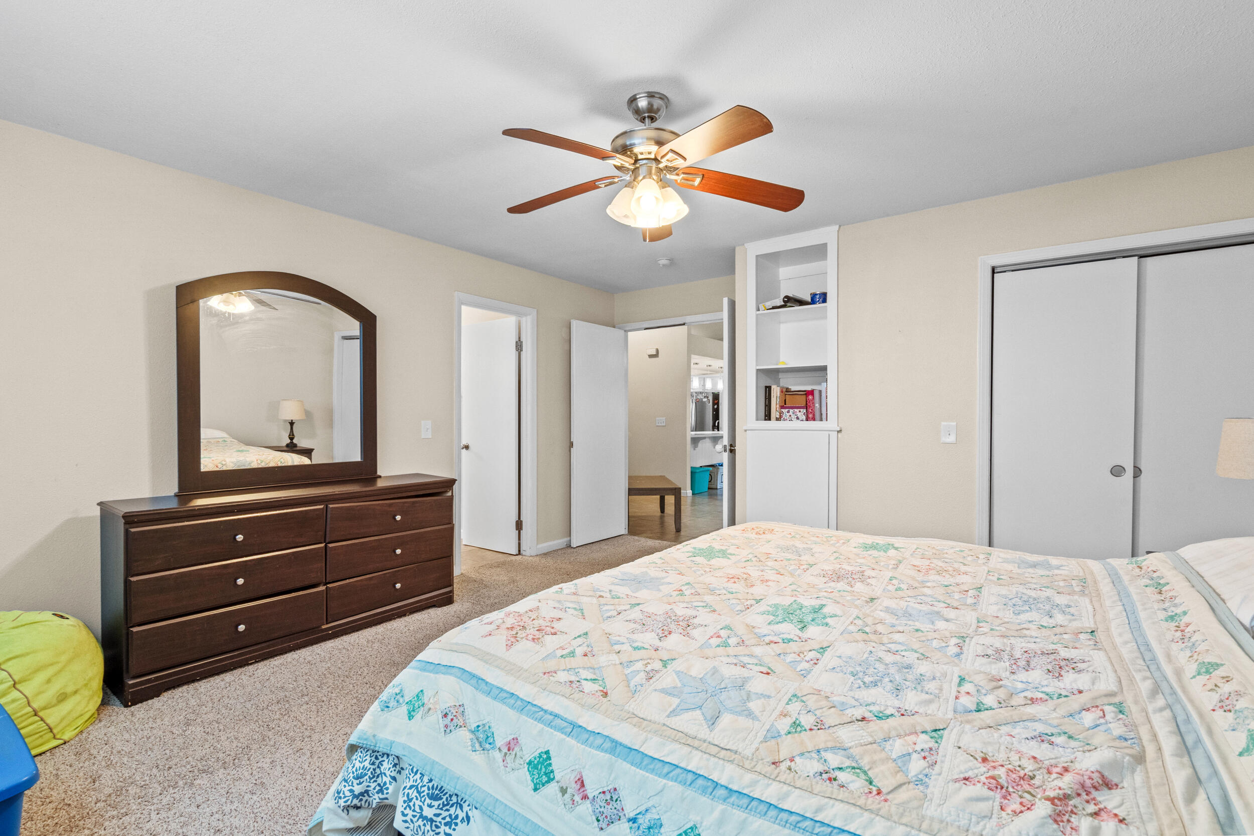 911 N Parkwood Ct, Visalia, CA 93291