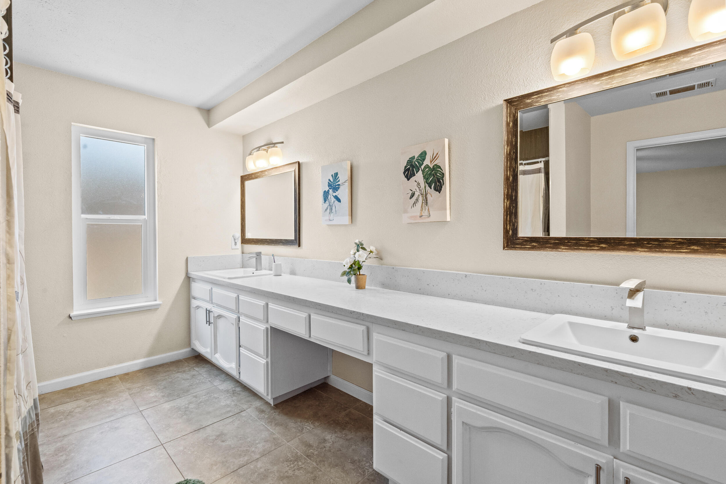 911 N Parkwood Ct, Visalia, CA 93291