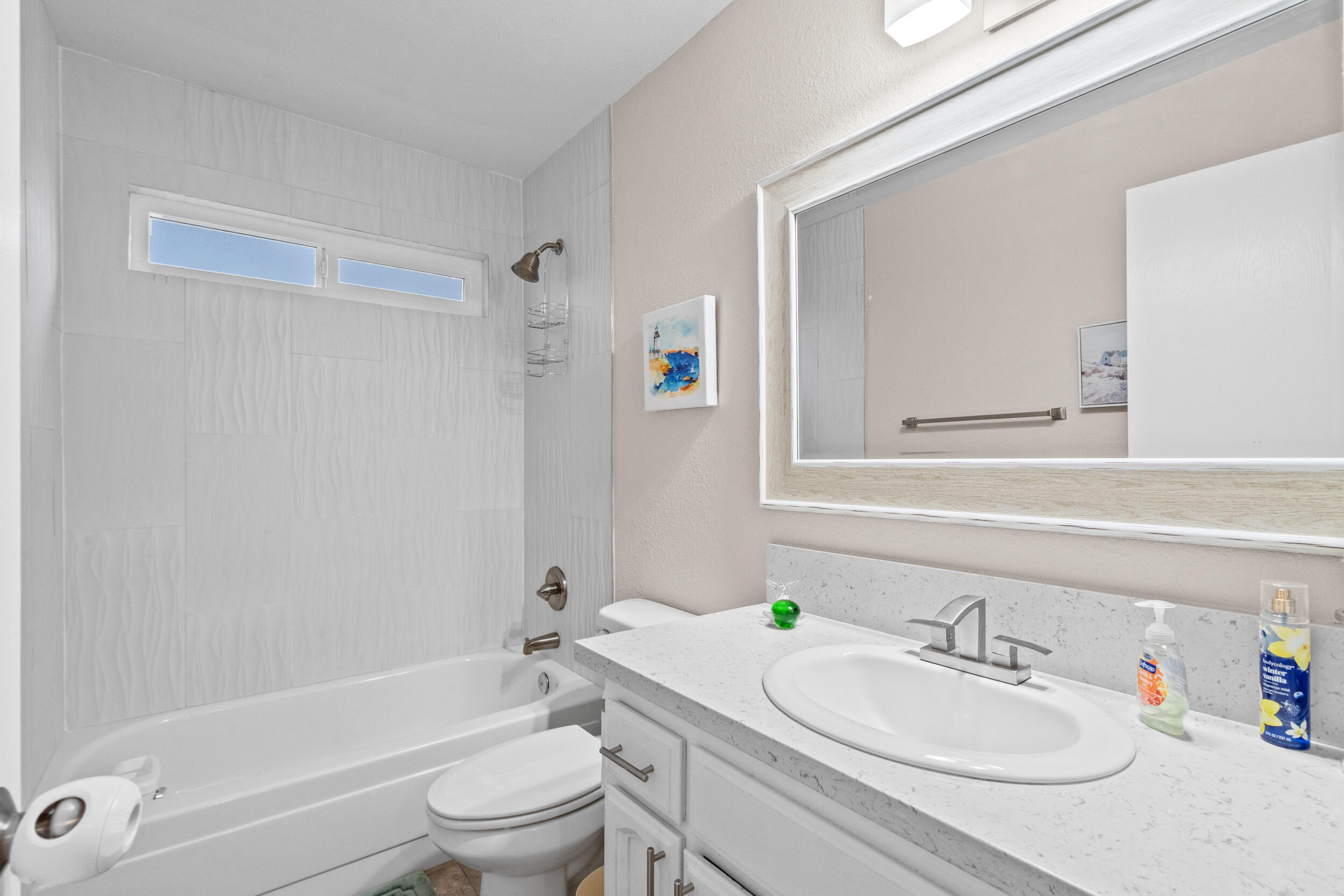 911 N Parkwood Ct, Visalia, CA 93291