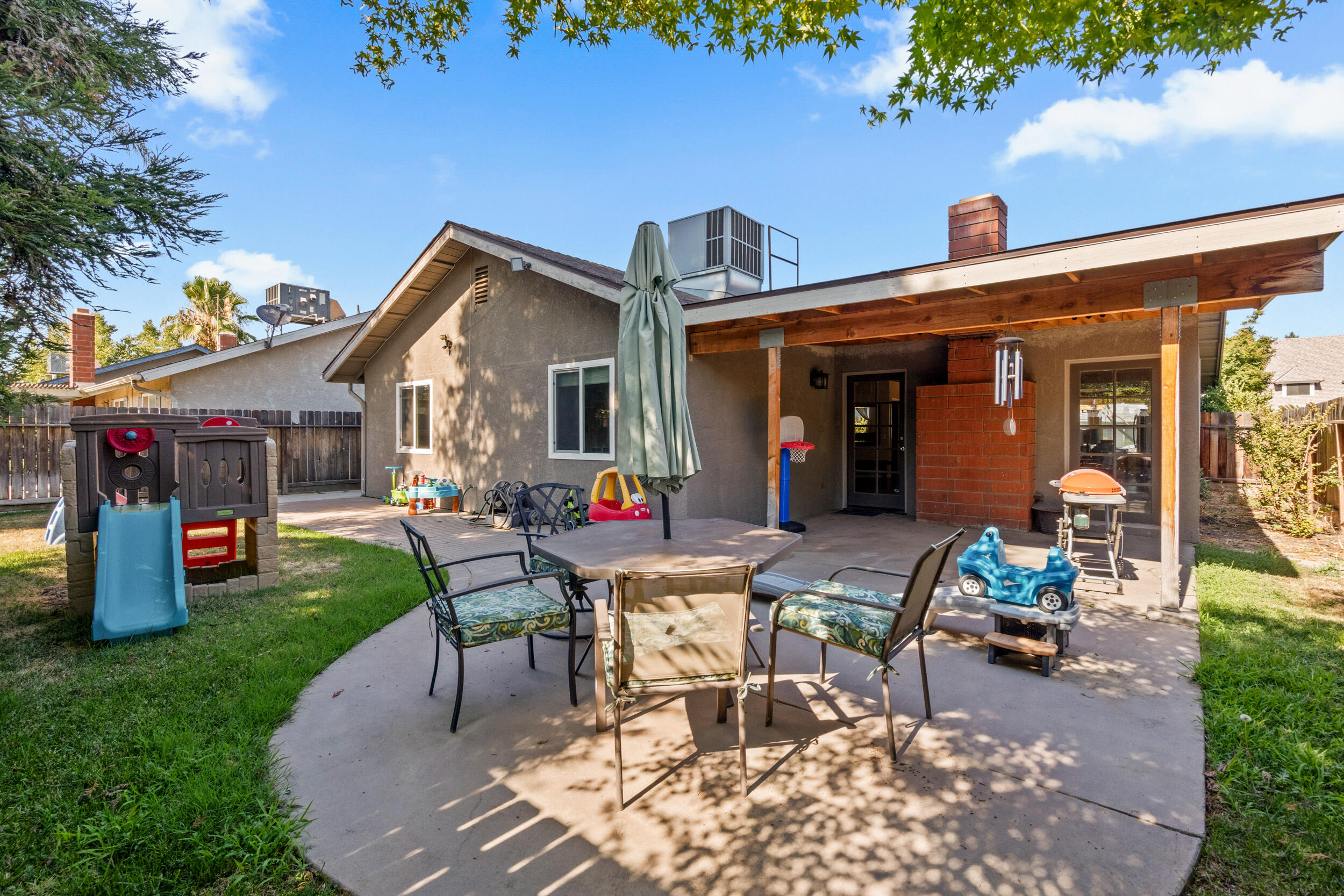 911 N Parkwood Ct, Visalia, CA 93291