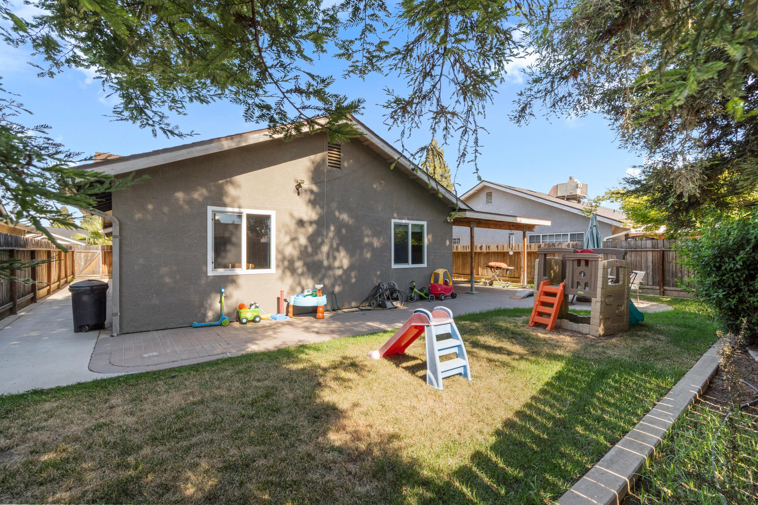 911 N Parkwood Ct, Visalia, CA 93291