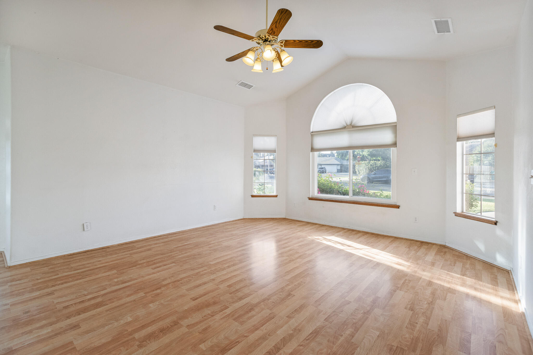 1395 W La Vida Ln, Porterville, CA 93257