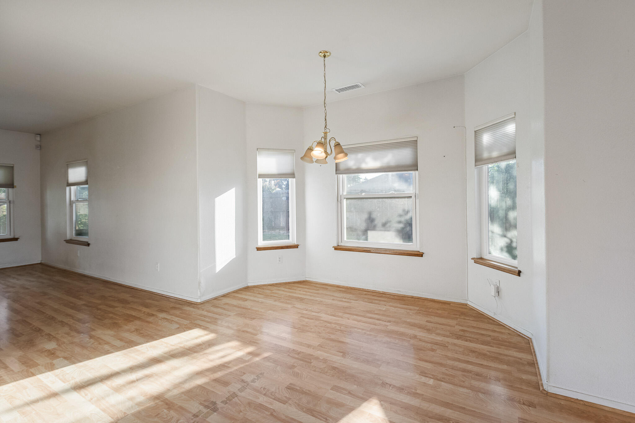 1395 W La Vida Ln, Porterville, CA 93257