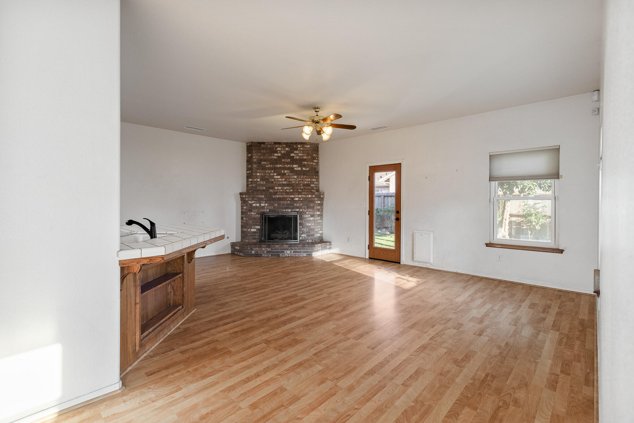 1395 W La Vida Ln, Porterville, CA 93257