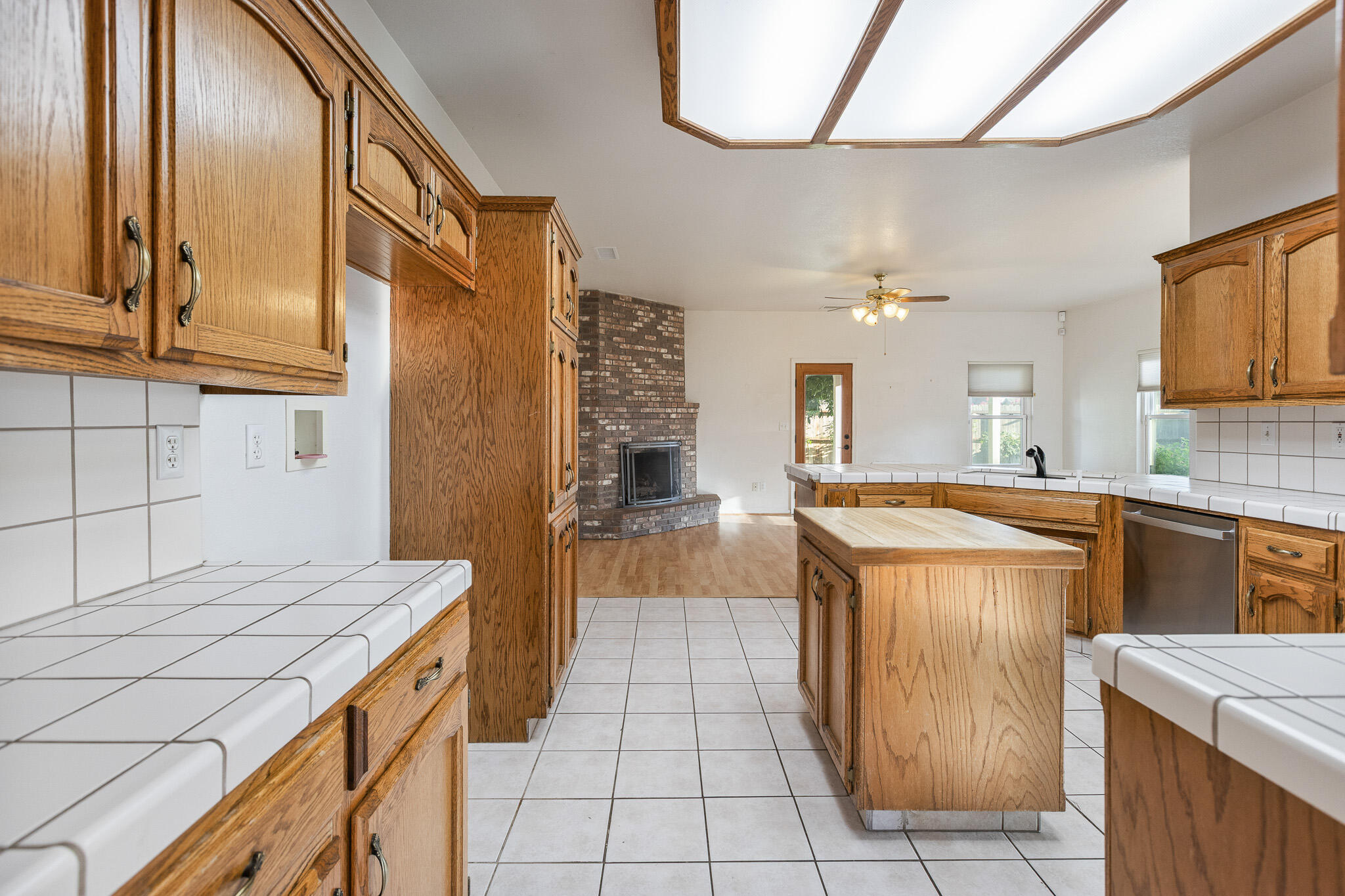 1395 W La Vida Ln, Porterville, CA 93257
