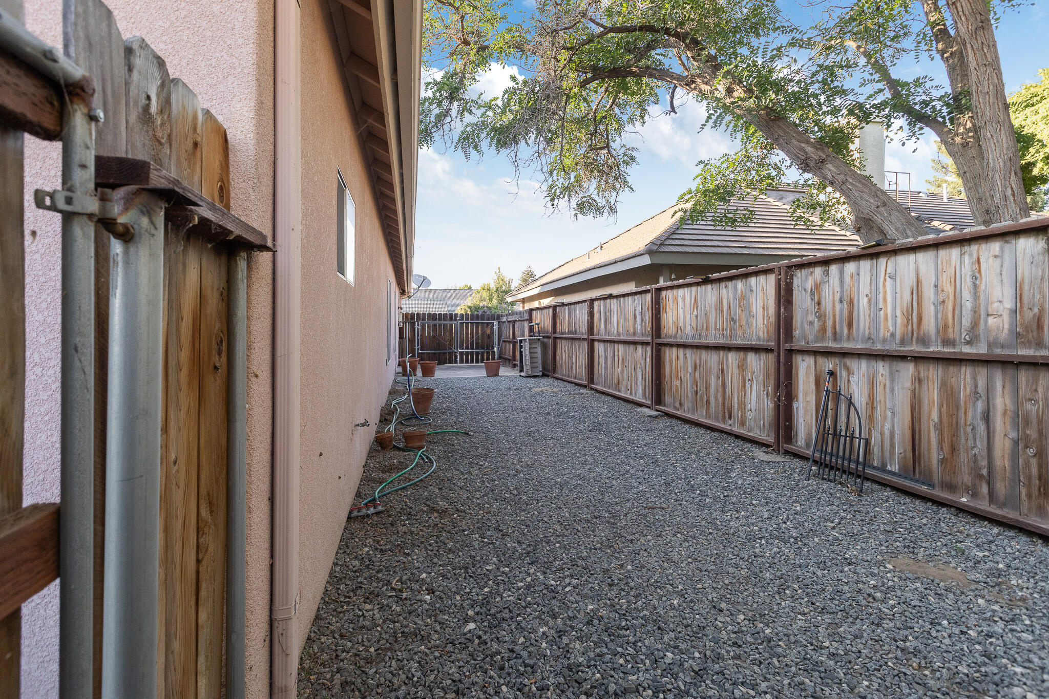 1395 W La Vida Ln, Porterville, CA 93257