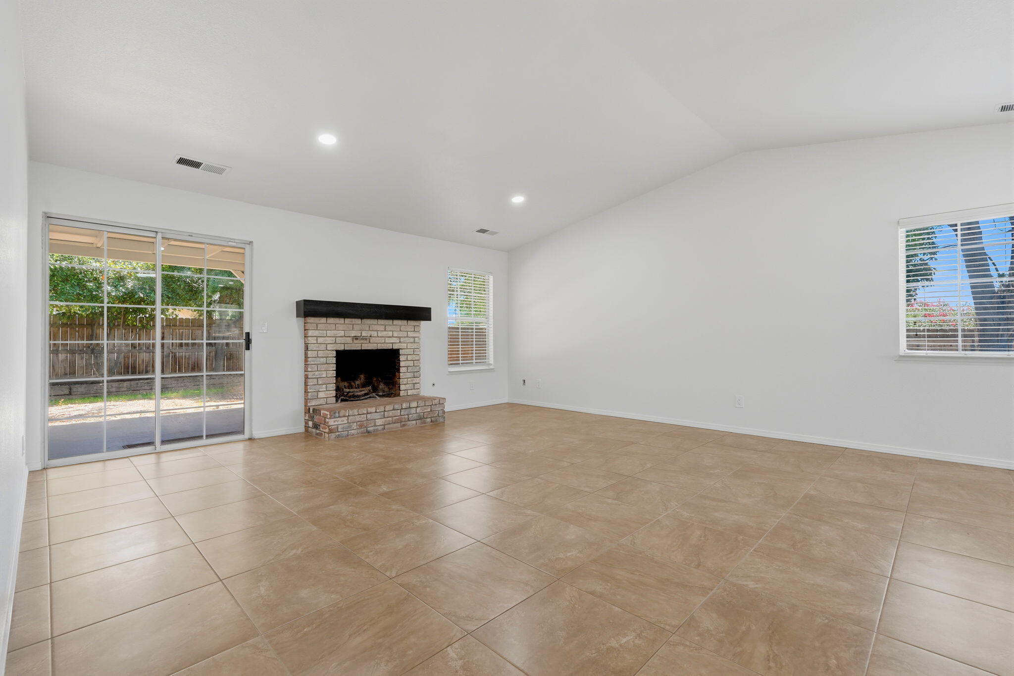 632 Birdsong Ct, Exeter, CA 93221
