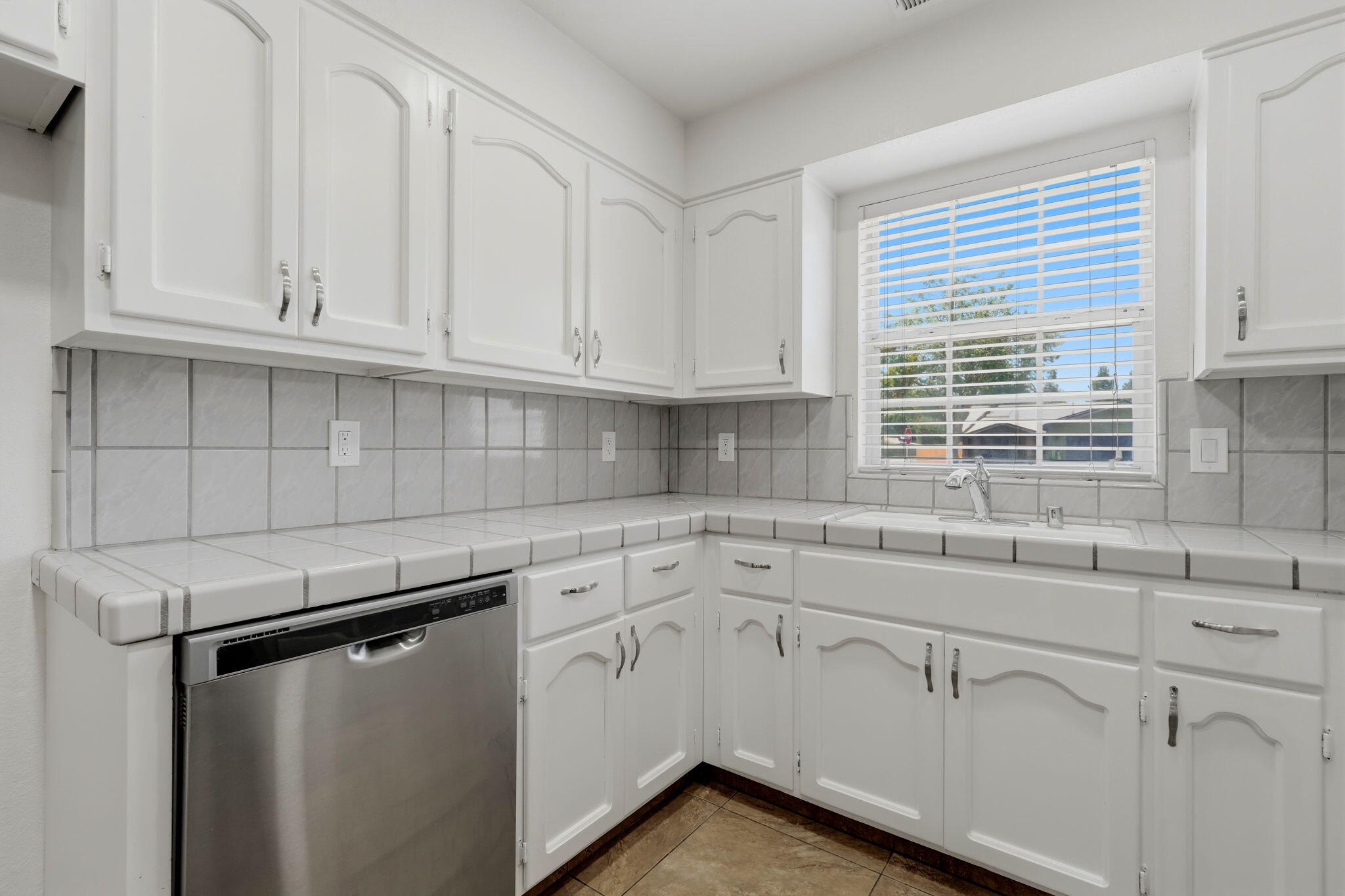632 Birdsong Ct, Exeter, CA 93221