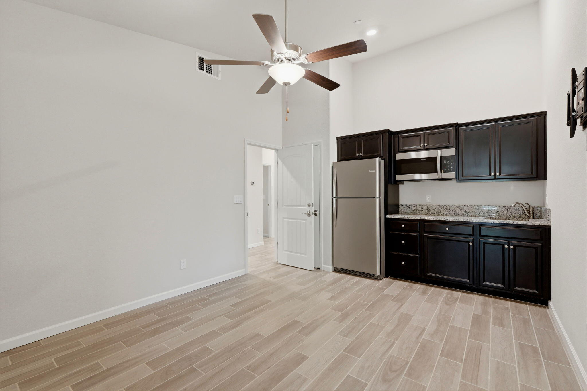 2025 Madeline Dr, Hanford, CA 93230