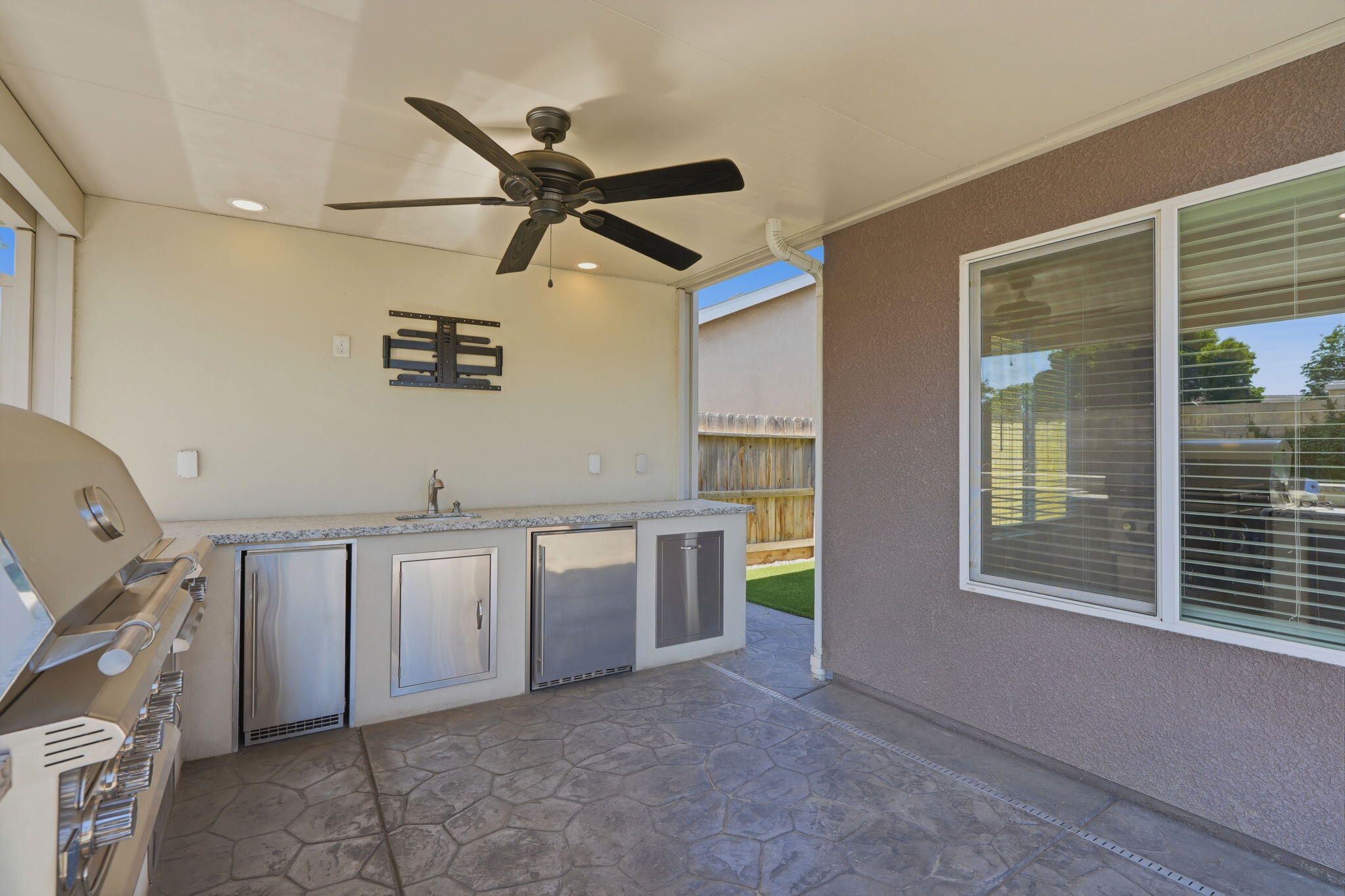 2025 Madeline Dr, Hanford, CA 93230