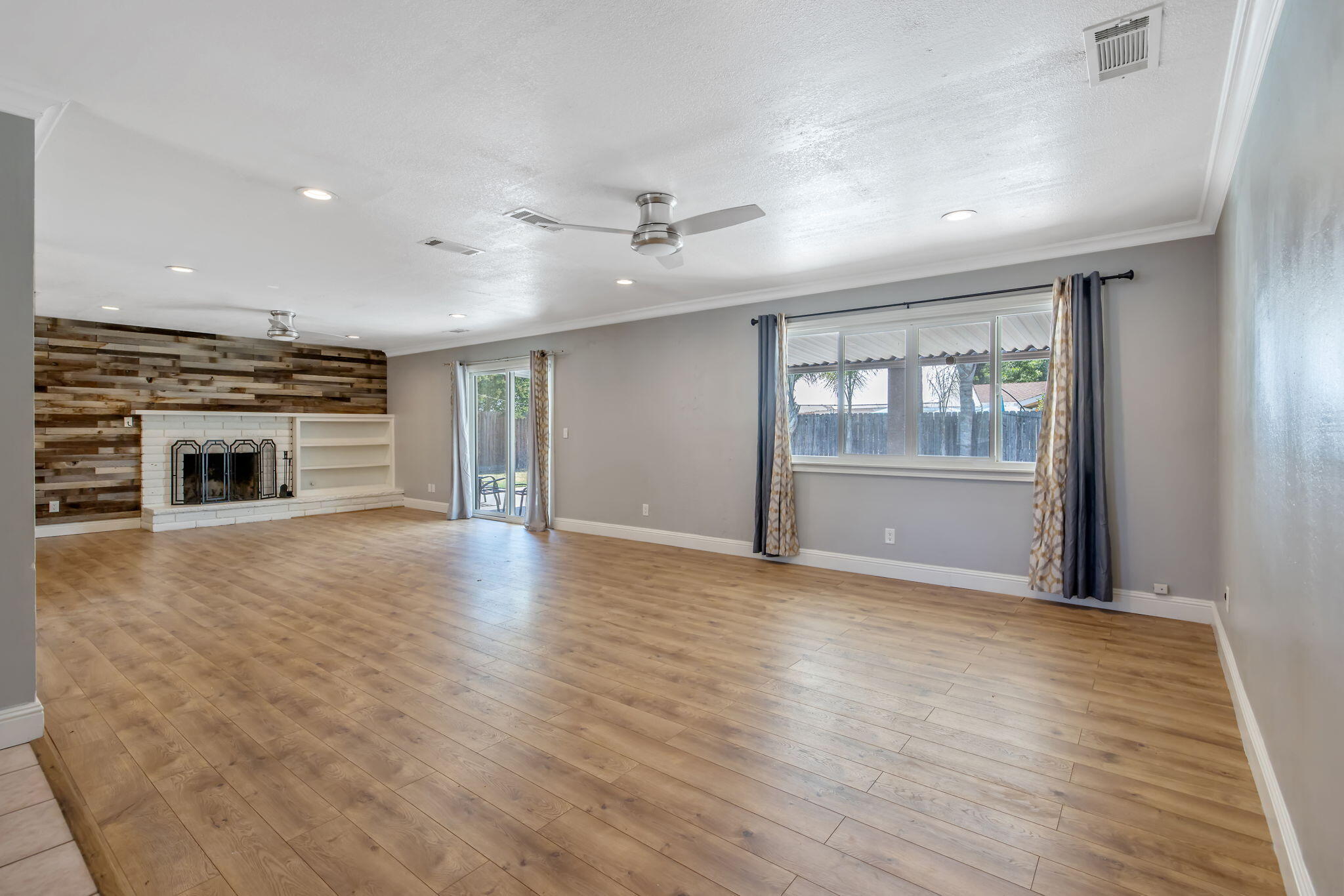 3345 W Mill Creek Dr, Visalia, CA 93291