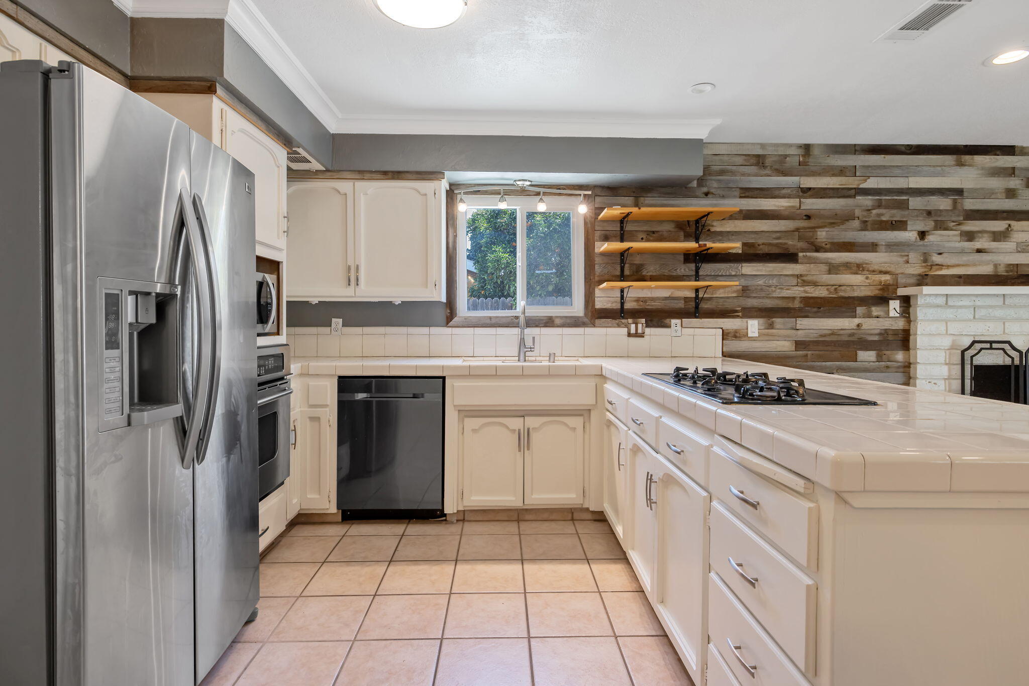 3345 W Mill Creek Dr, Visalia, CA 93291