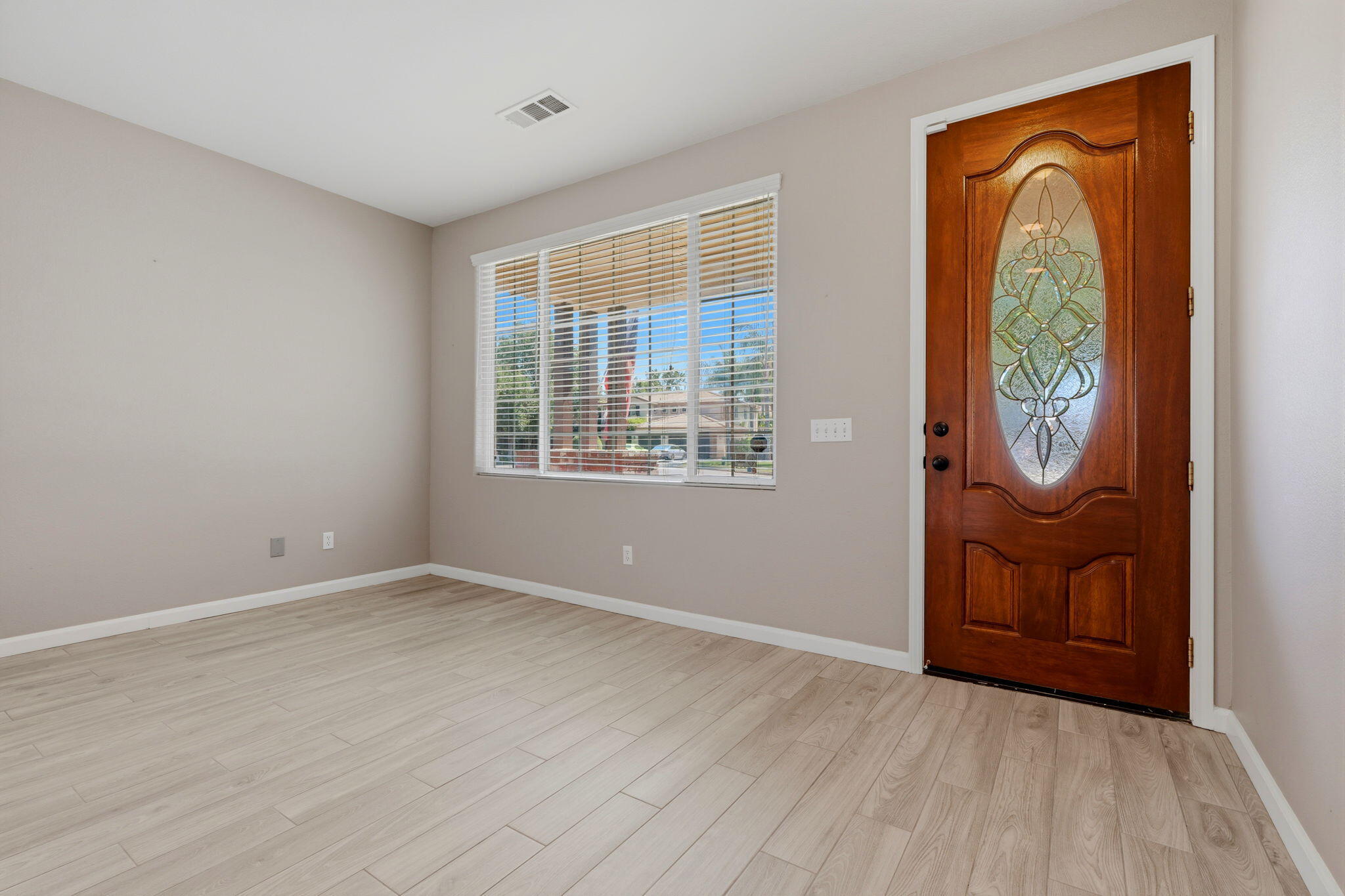 2429 N Oak Grove St, Visalia, CA 93291