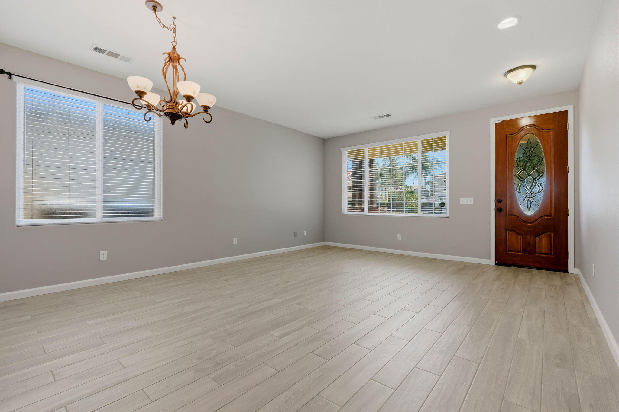 2429 N Oak Grove St, Visalia, CA 93291