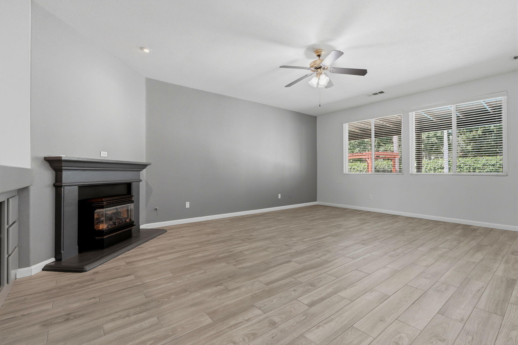 2429 N Oak Grove St, Visalia, CA 93291