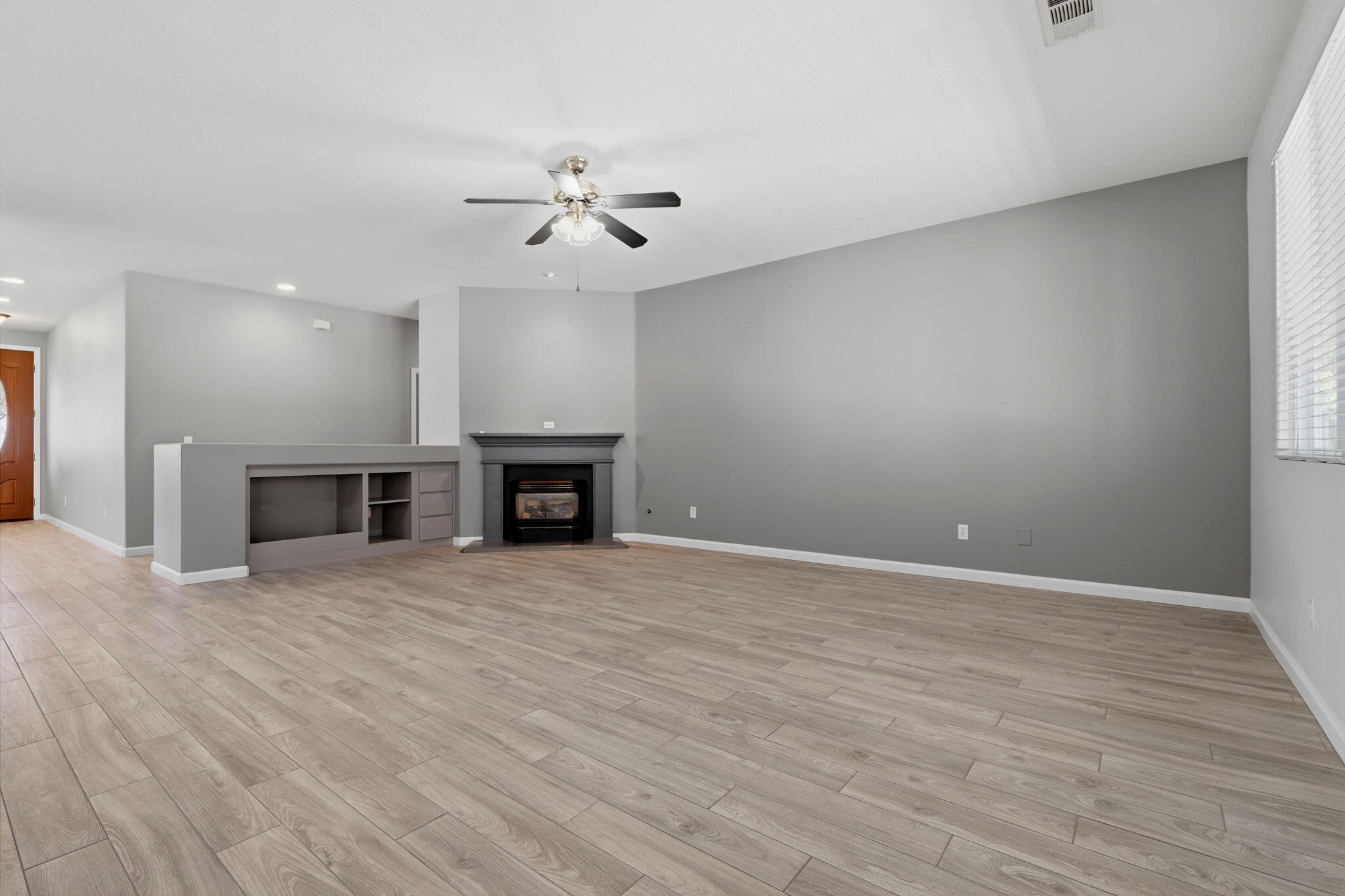 2429 N Oak Grove St, Visalia, CA 93291