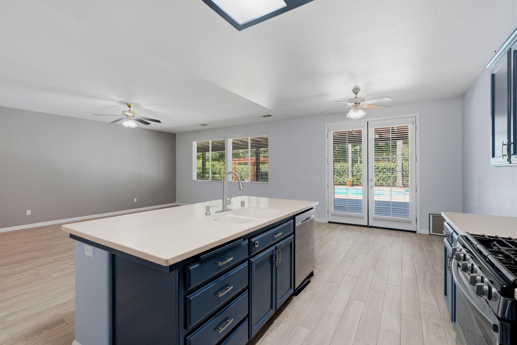 2429 N Oak Grove St, Visalia, CA 93291