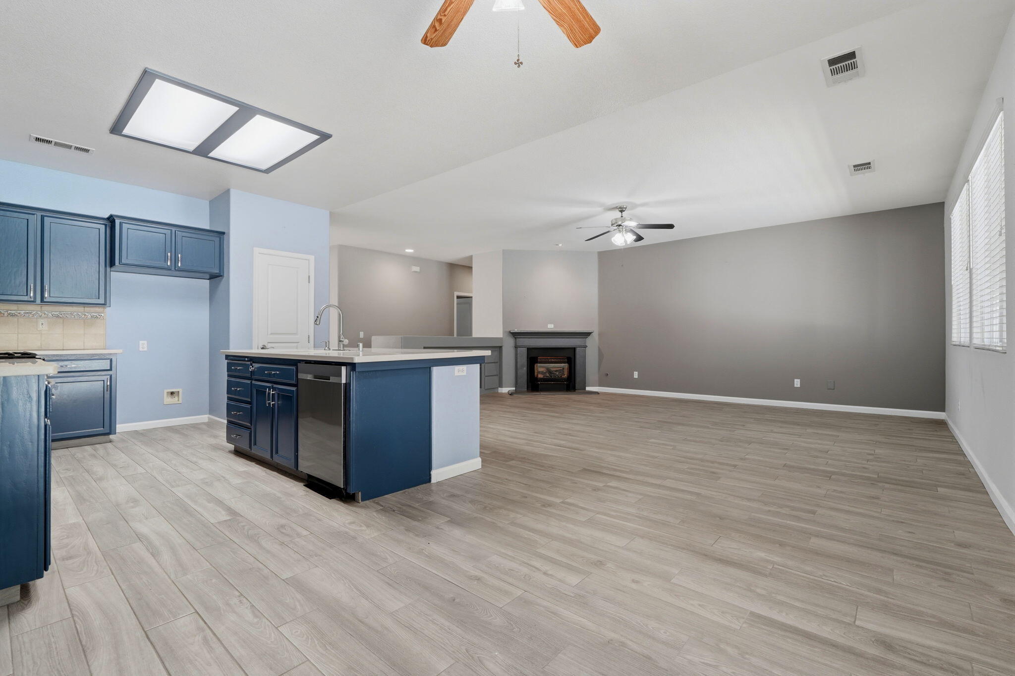 2429 N Oak Grove St, Visalia, CA 93291