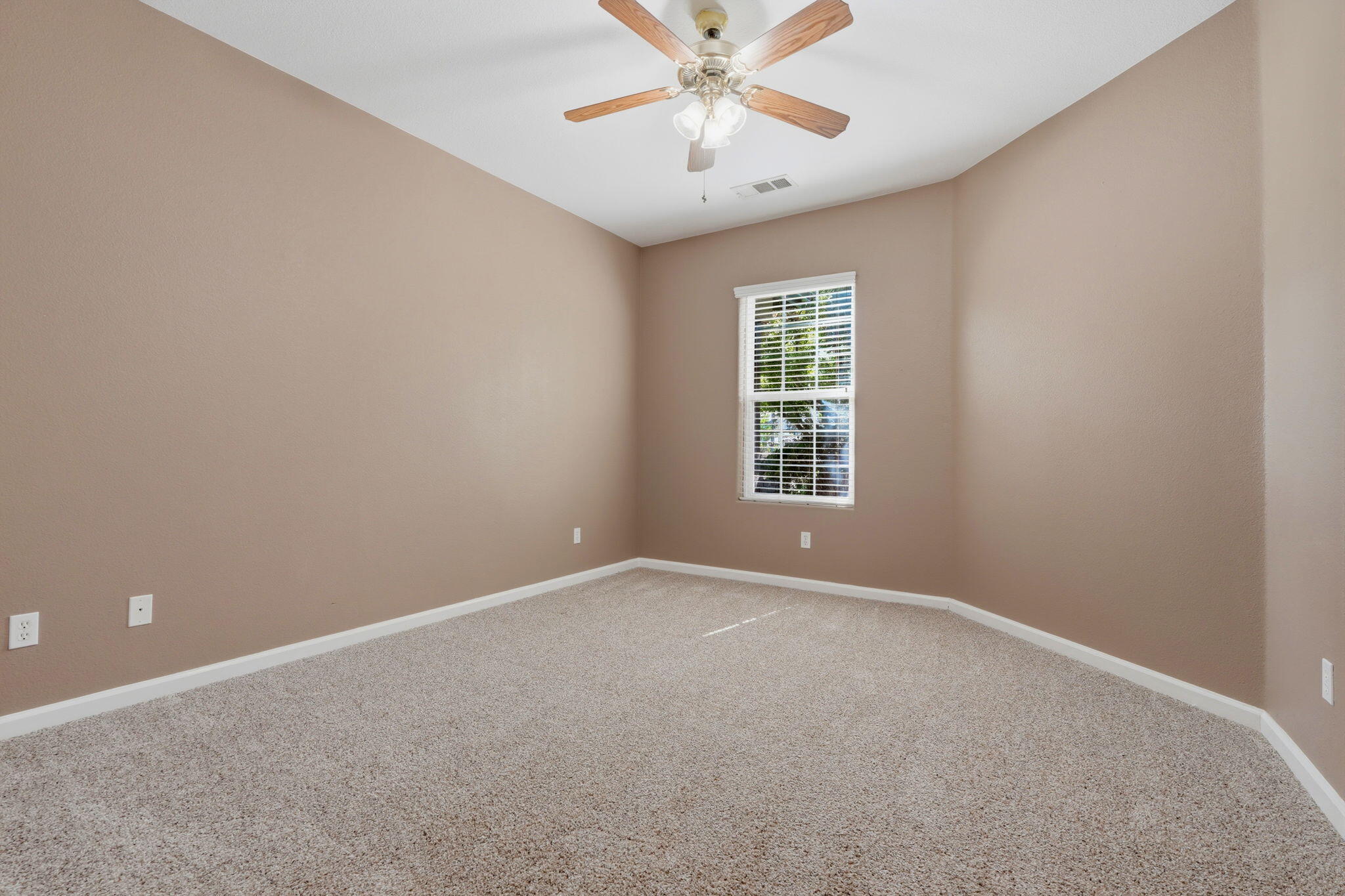 2429 N Oak Grove St, Visalia, CA 93291