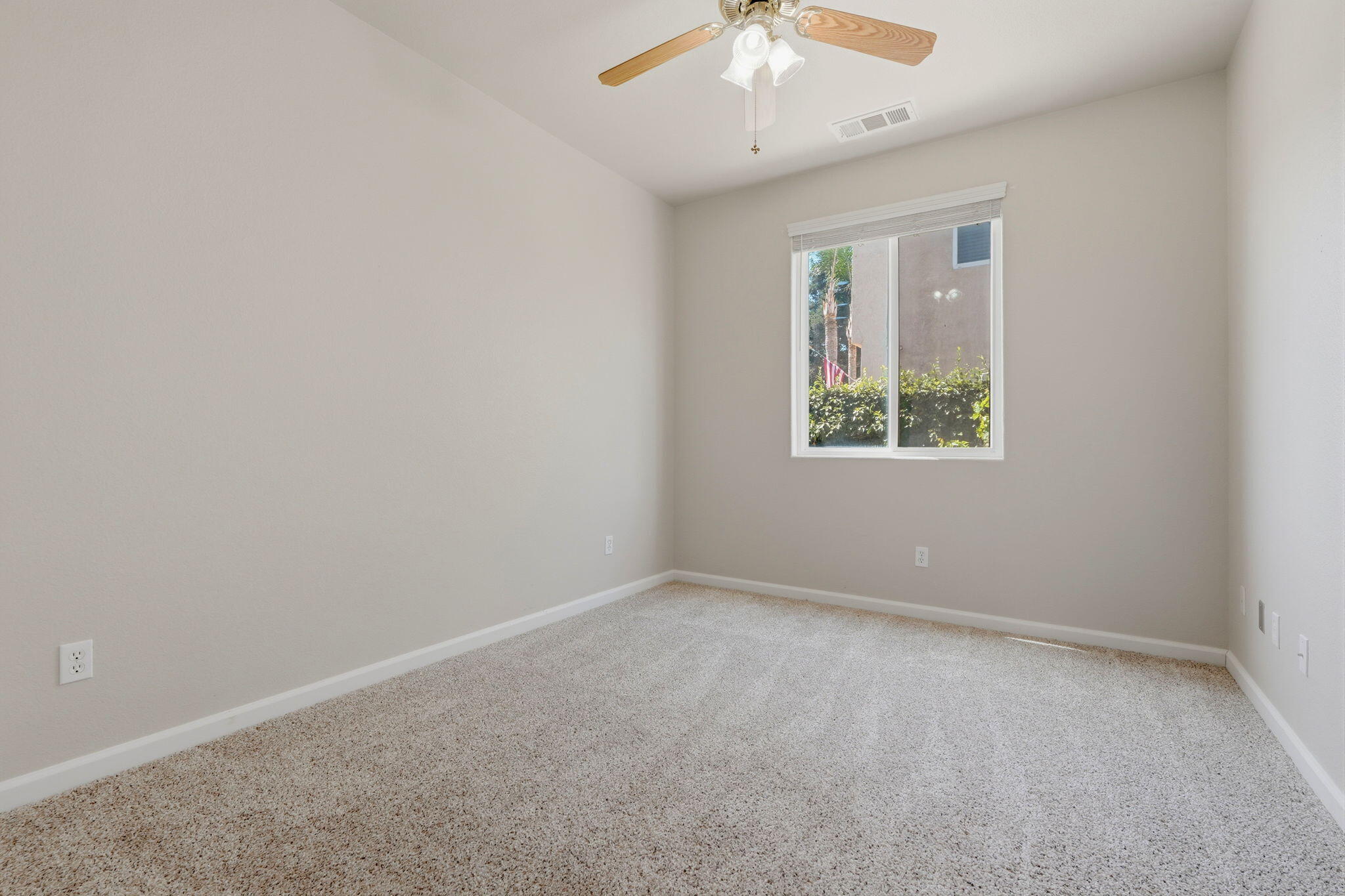 2429 N Oak Grove St, Visalia, CA 93291