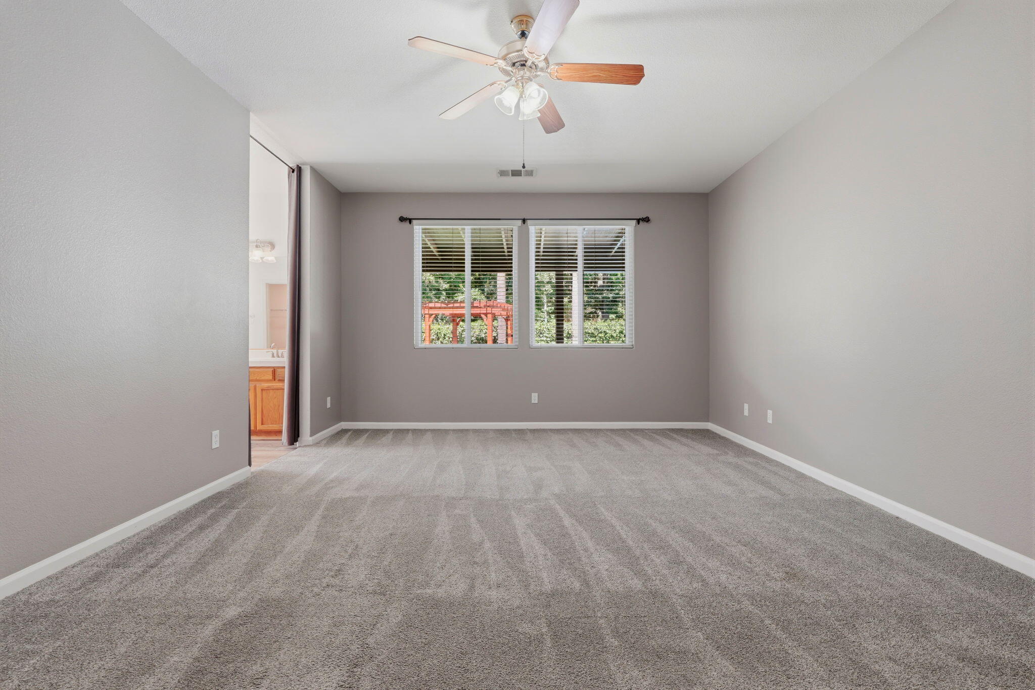 2429 N Oak Grove St, Visalia, CA 93291