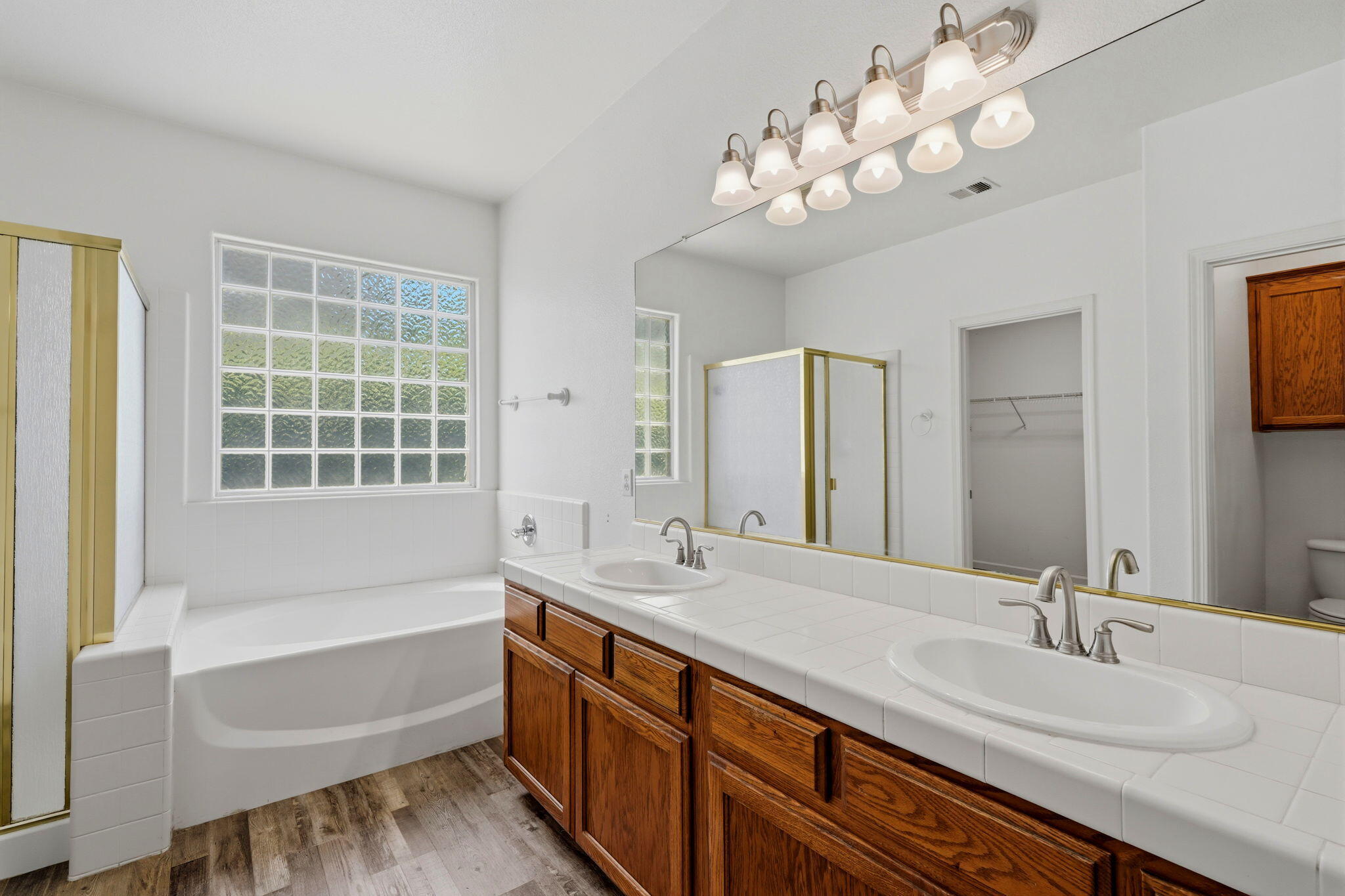 2429 N Oak Grove St, Visalia, CA 93291