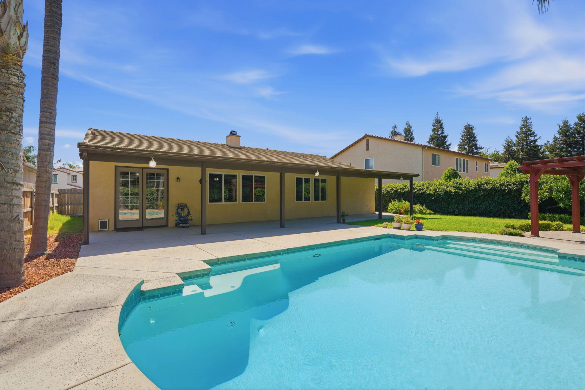 2429 N Oak Grove St, Visalia, CA 93291