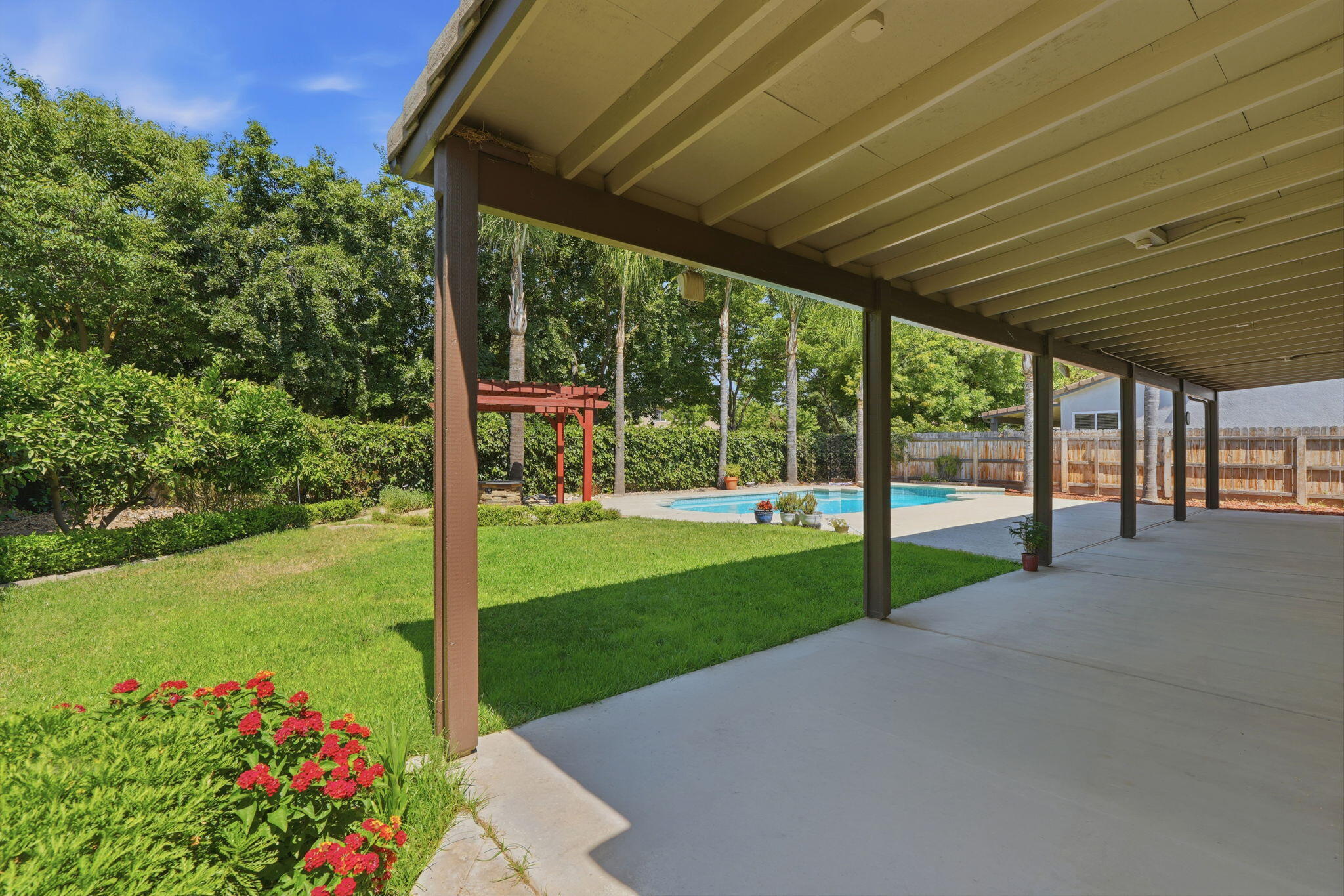 2429 N Oak Grove St, Visalia, CA 93291