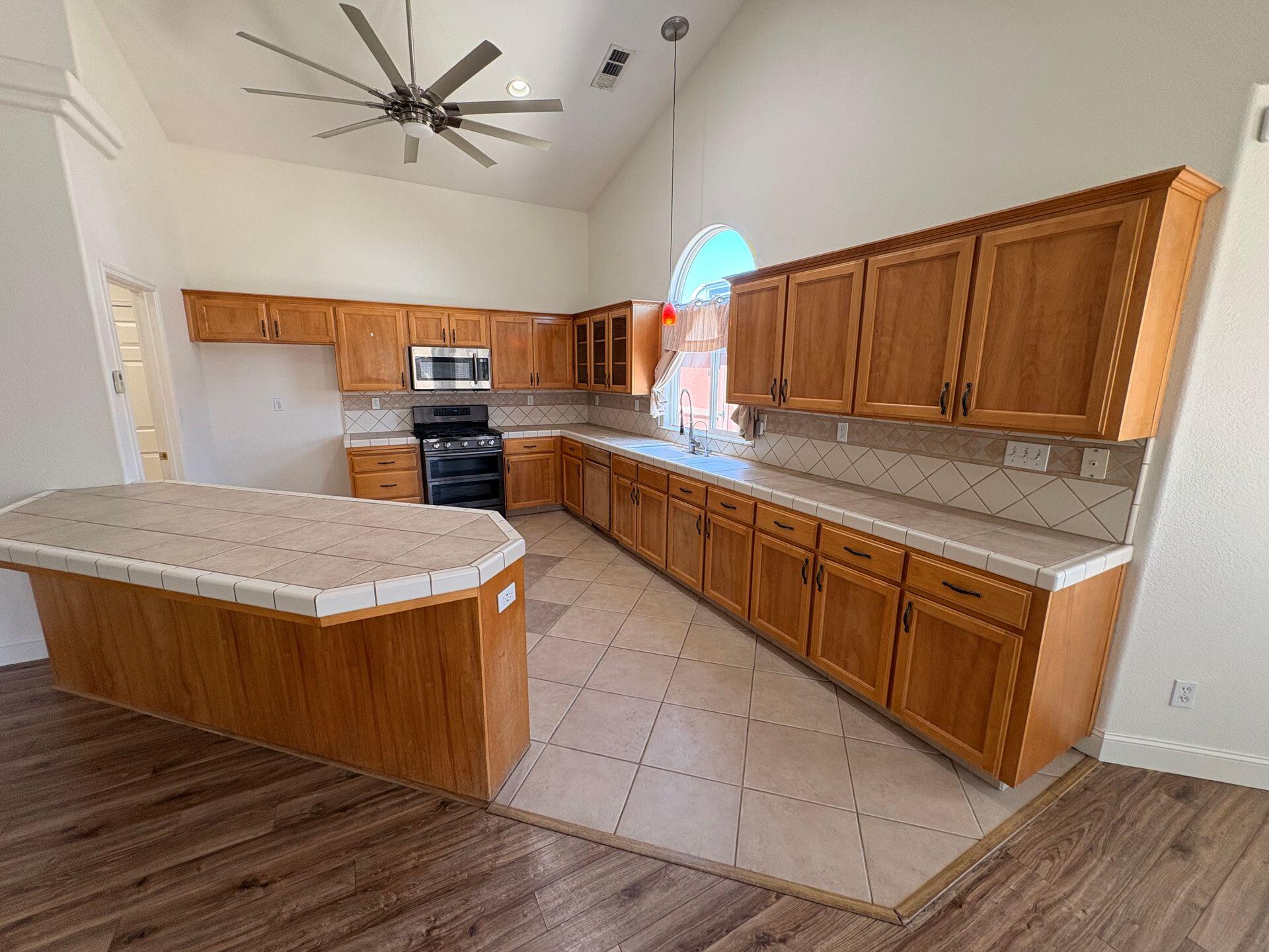 2526 S Jensen St, Visalia, CA 93292