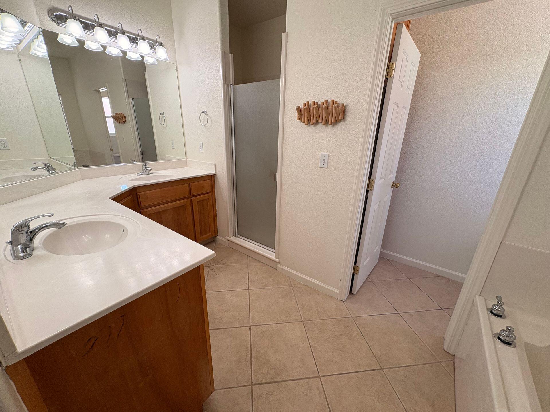 2526 S Jensen St, Visalia, CA 93292