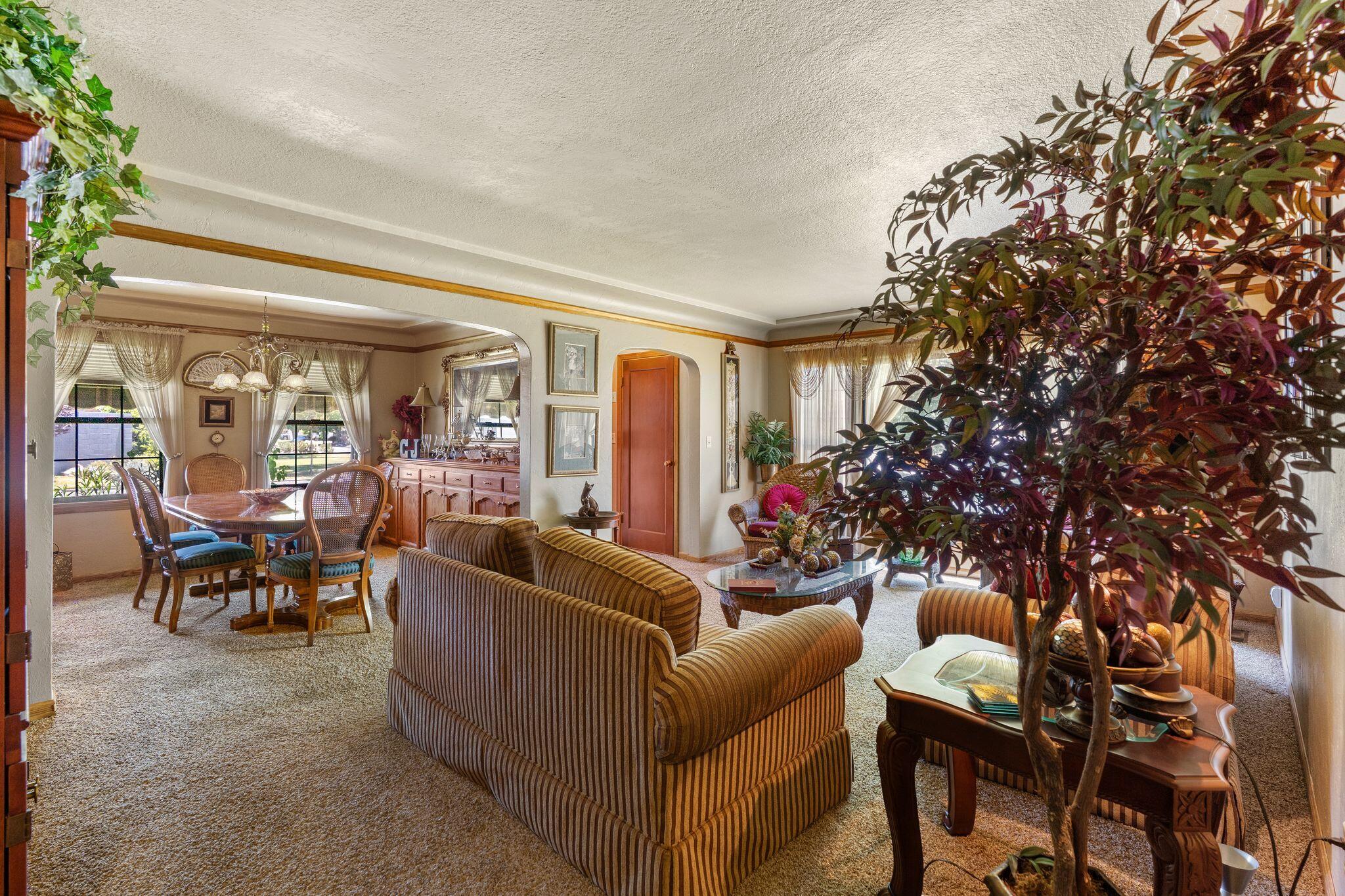 202 W Terrace Dr, Hanford, CA 93230