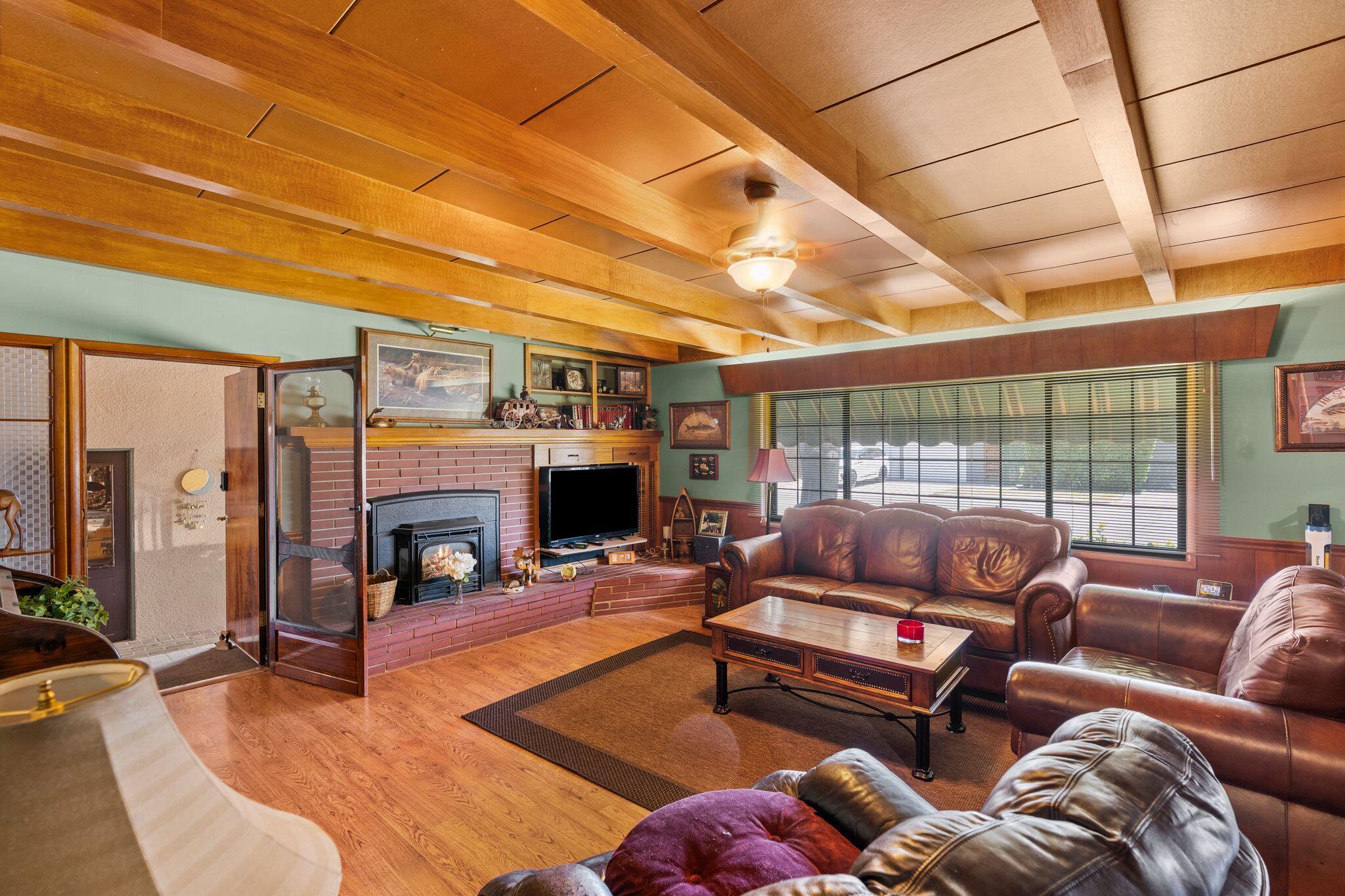 202 W Terrace Dr, Hanford, CA 93230