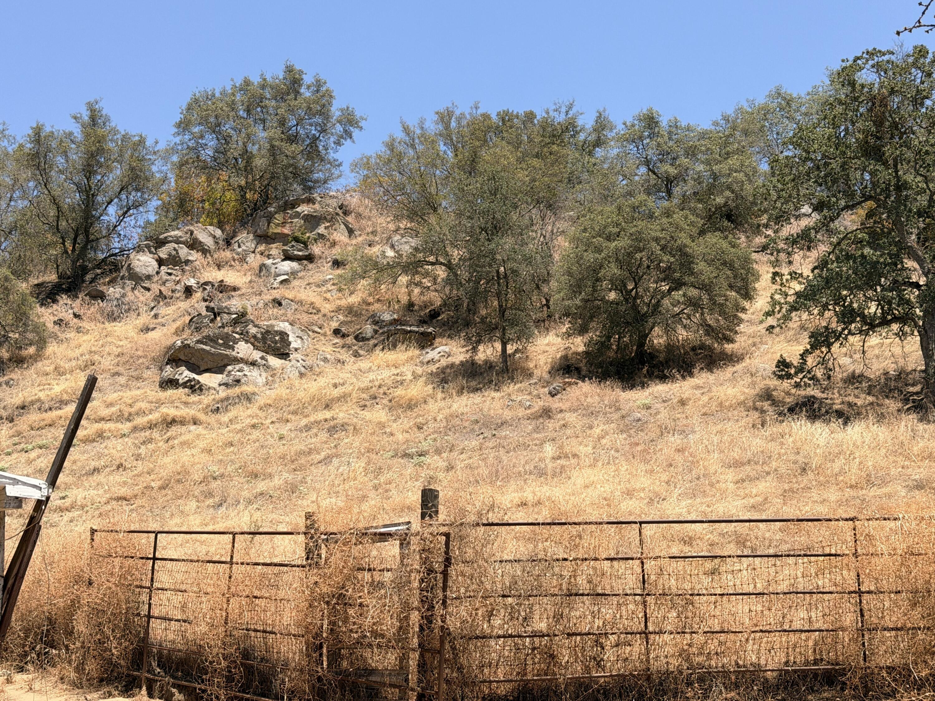 37180 Mistletoe Rd, Yokuts Valley, CA 93675